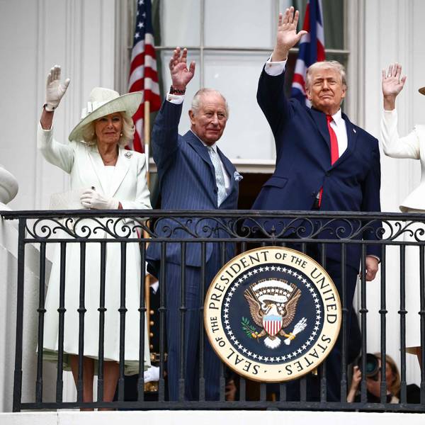 US-Präsident Donald Trump, First Lady Melania Trump, König Charles III. und Königin Camilla während der Ankunftszeremonie auf dem South Lawn des Weißen Hauses in Washington, D.C.