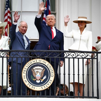 US-Präsident Donald Trump, First Lady Melania Trump, König Charles III. und Königin Camilla während der Ankunftszeremonie auf dem South Lawn des Weißen Hauses in Washington, D.C.