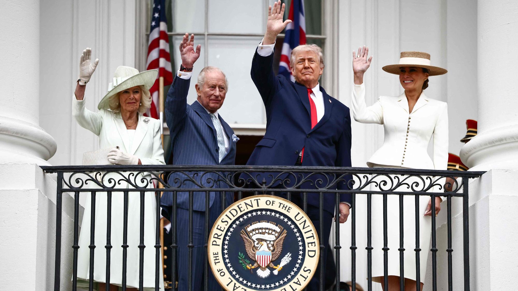 US-Präsident Donald Trump, First Lady Melania Trump, König Charles III. und Königin Camilla während der Ankunftszeremonie auf dem South Lawn des Weißen Hauses in Washington, D.C.