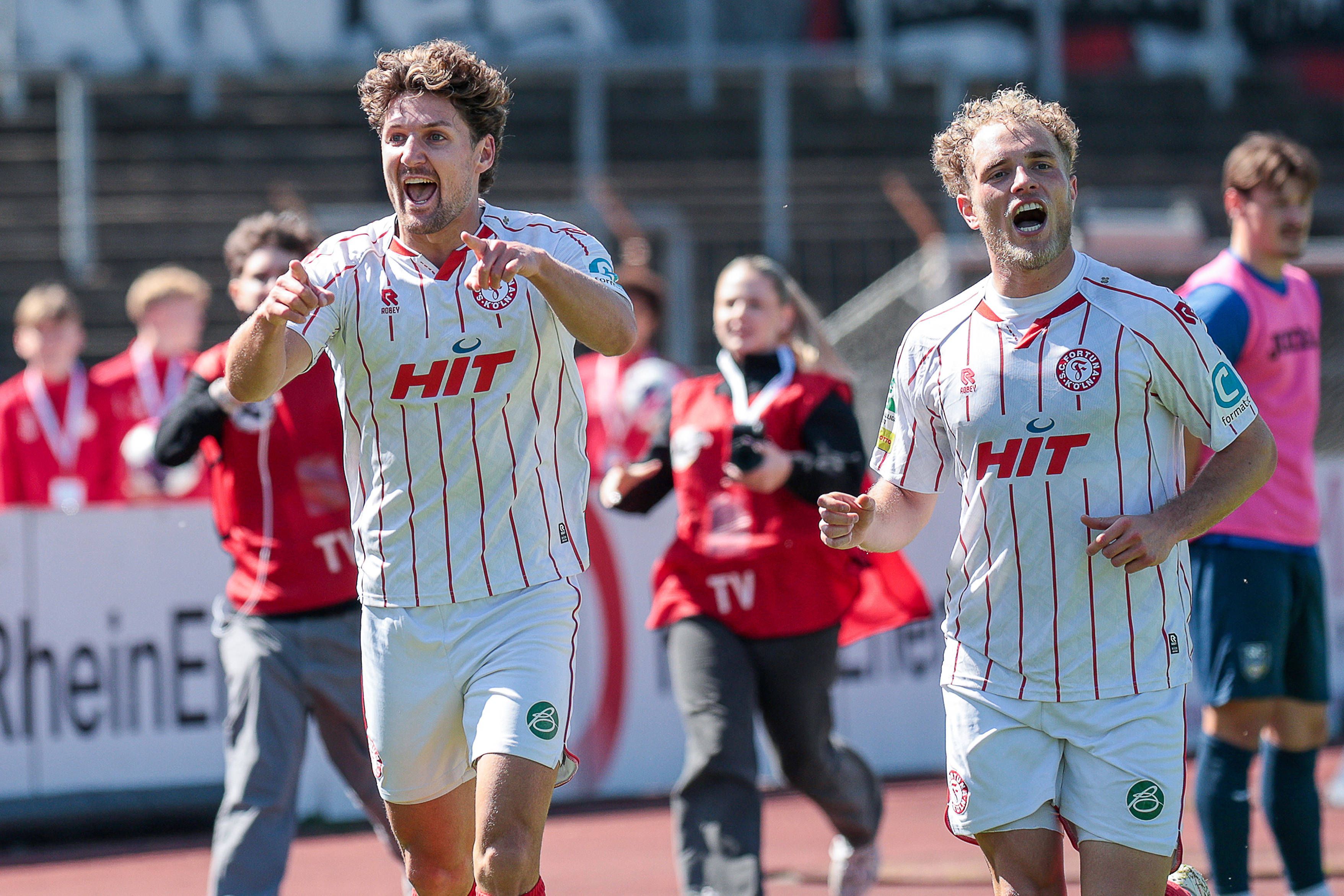 25.04.2026, xsefx, Fußball, RL West, Fortuna Köln - SC Wiedenbrück, 31. Spieltag, Südstadion, Saison 2025 2026: Torjubel nach dem Tor zum 2:0 für den SC Fortuna Köln durch Torschütze Timo Bornemann SC Fortuna Köln, 19 zusammen mit Enzo Wirtz SC Fortuna Köln, 9 DFB regulations prohibit any use of photographs as image sequences and or quasi-video. Photo: xSabinexEffgenxPressefotoKochx Nordrhein-Westfalen Deutschland *** 25 04 2026, xsefx, Fußball, RL West, Fortuna Köln SC Wiedenbrück, 31 Spieltag, Südstadion, Saison 2025 2026 Torjubel nach dem Tor zum 2 0 für den SC Fortuna Köln durch Torschütze Timo Bornemann SC Fortuna Köln, 19 zusammen mit Enzo Wirtz SC Fortuna Köln, 9 DFB regulations prohibit any use of photographs as image sequences and or quasi video Photo xSabinexEffgenxPressefotoKochx Nordrhein Westfalen Germany