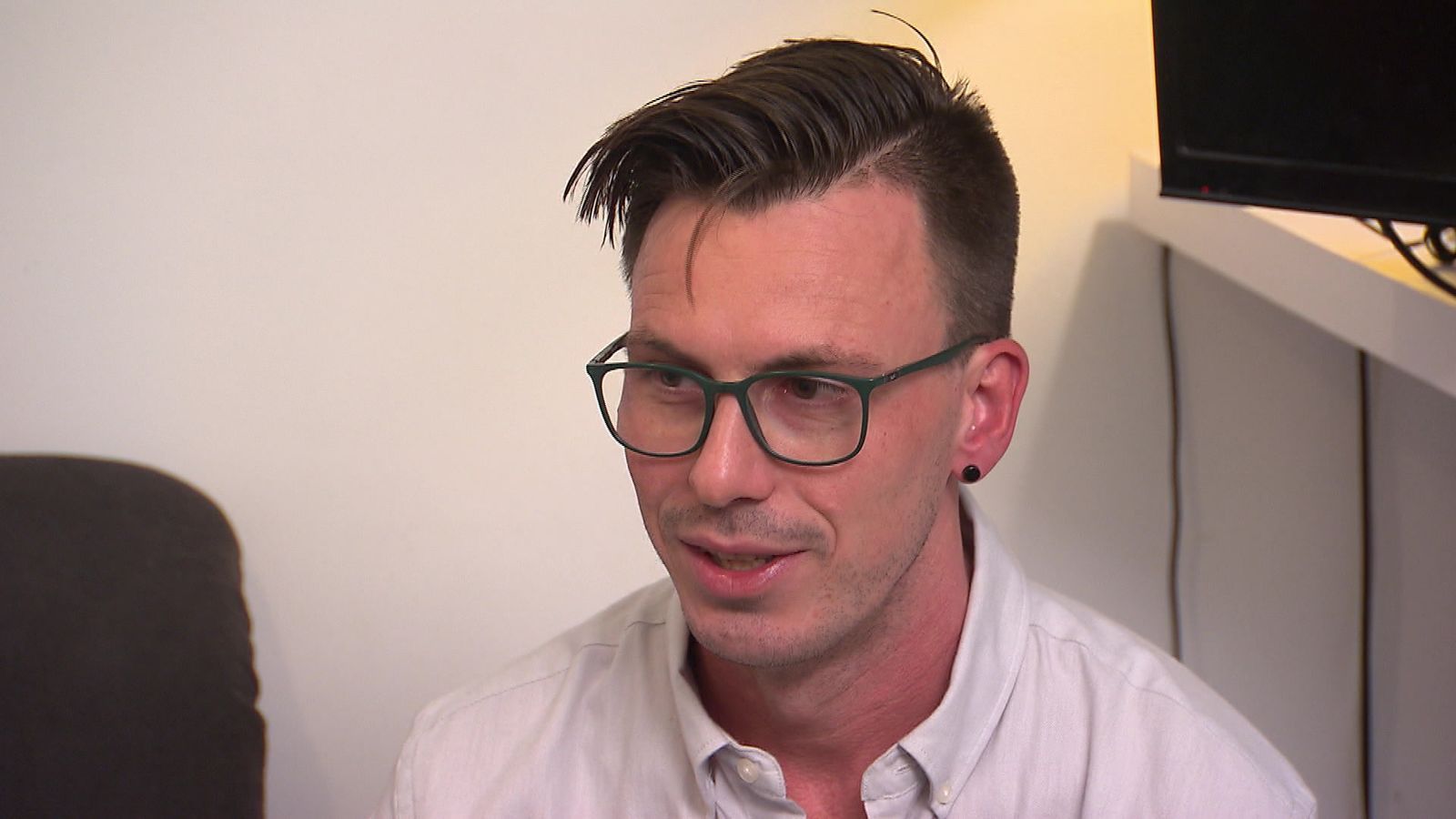 „Andere belehren liegt mir im Blut“, sagt Lehrer und Hobbykoch Konrad (34) über sich. (Bild: RTL)