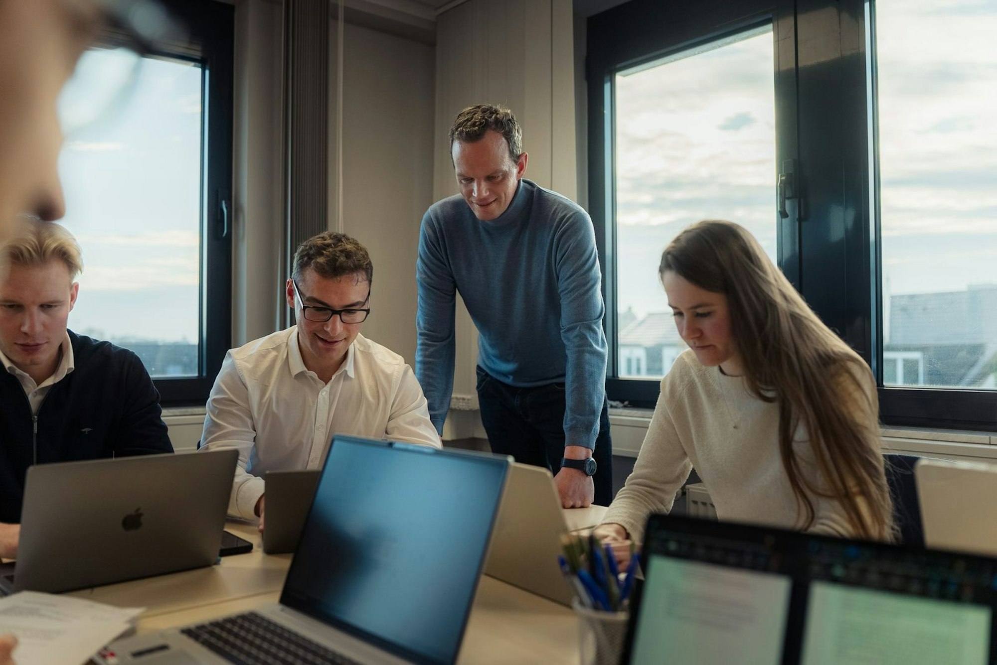 Florian Neuhann unternimmt mit einem befreundeten Jura-Professor ein interessantes Experiment an der Uni Düsseldorf. Talentierte Jura-Studenten müssen einen Fall unter Zeitdruck lösen. Eine Gruppe arbeitet mit und ein ohne KI. Eine dritte Gruppe besteht nur aus KI. Wer wird gewinnen? (Bild: ZDF/Leonard Bendix)