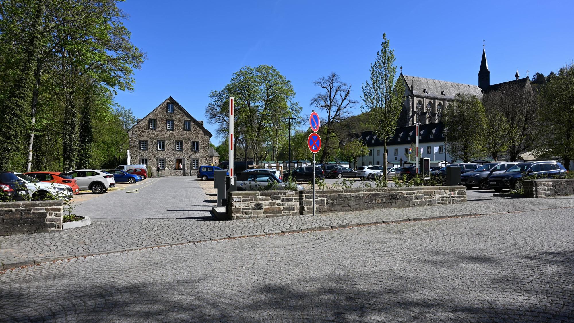 Ein Parkplatz mit geöffneter Schranke vor dem Altenberger Dom.