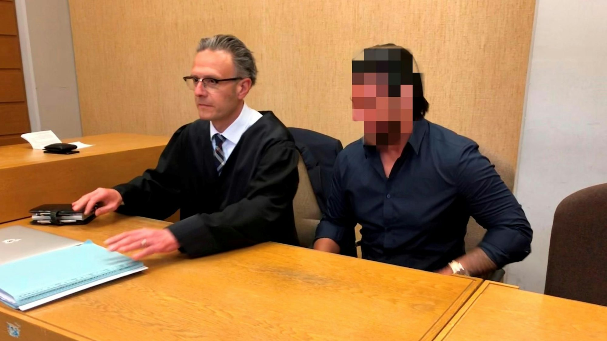 Orhan A. mit seinem Anwalt Sebastian Schölzel beim Prozess um die Schießerwei in der Innenstadt im Jahr 2019.