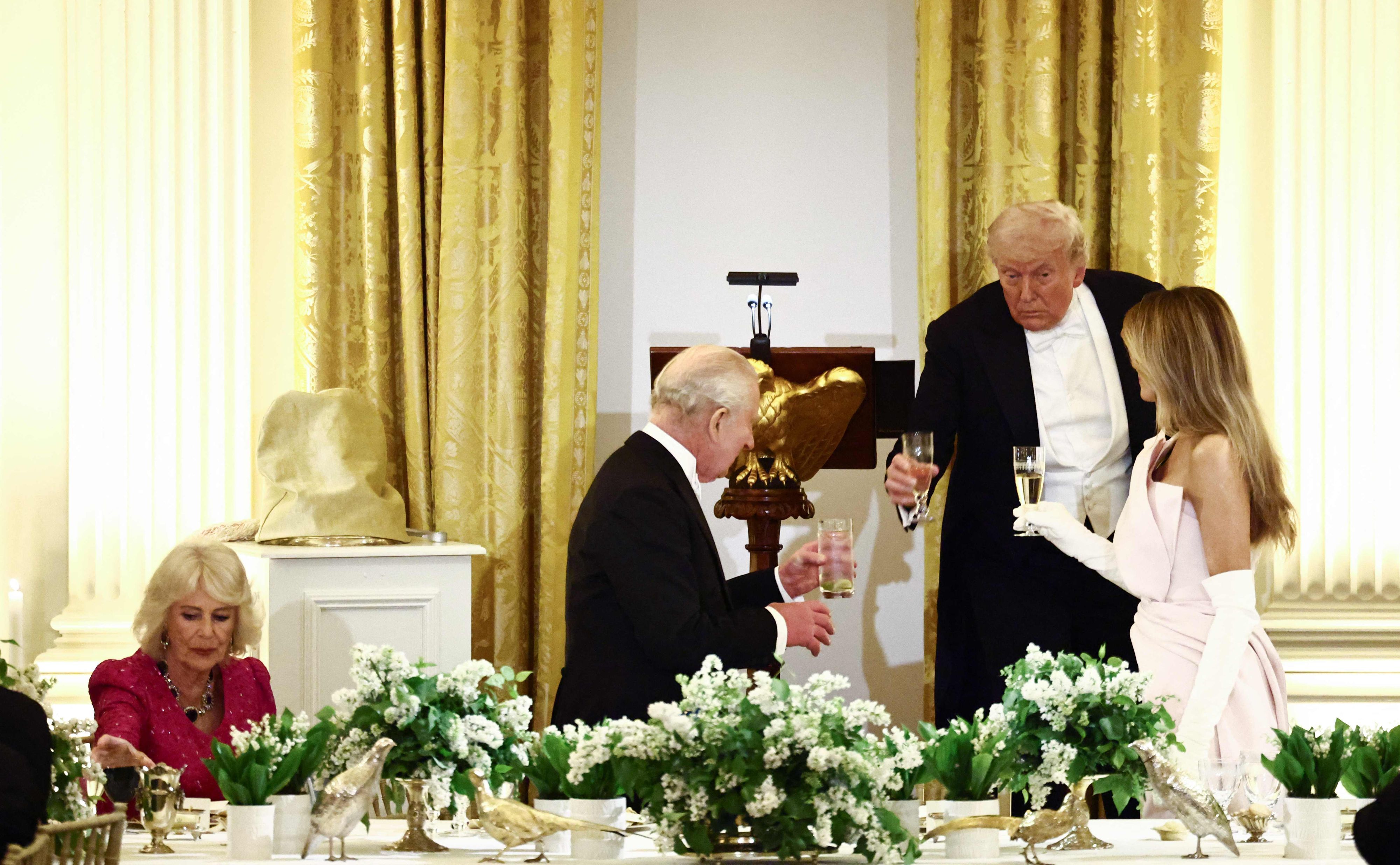 US-Präsident Donald Trump, First Lady Melania Trump und König Charles III. stoßen während eines Staatsbanketts im East Room des Weißen Hauses in Washington, DC gemeinsam an.