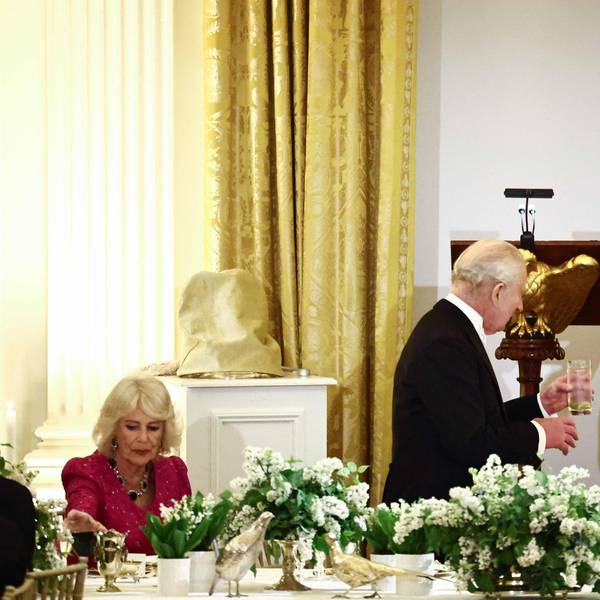 US-Präsident Donald Trump, First Lady Melania Trump und König Charles III. stoßen während eines Staatsbanketts im East Room des Weißen Hauses in Washington, DC gemeinsam an.