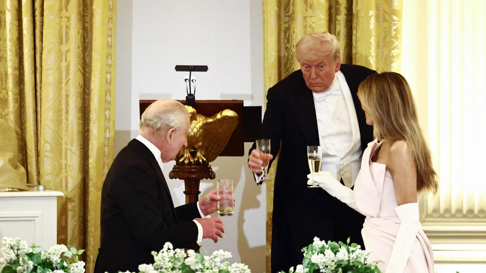 US-Präsident Donald Trump, First Lady Melania Trump und König Charles III. stoßen während eines Staatsbanketts im East Room des Weißen Hauses in Washington, DC gemeinsam an.