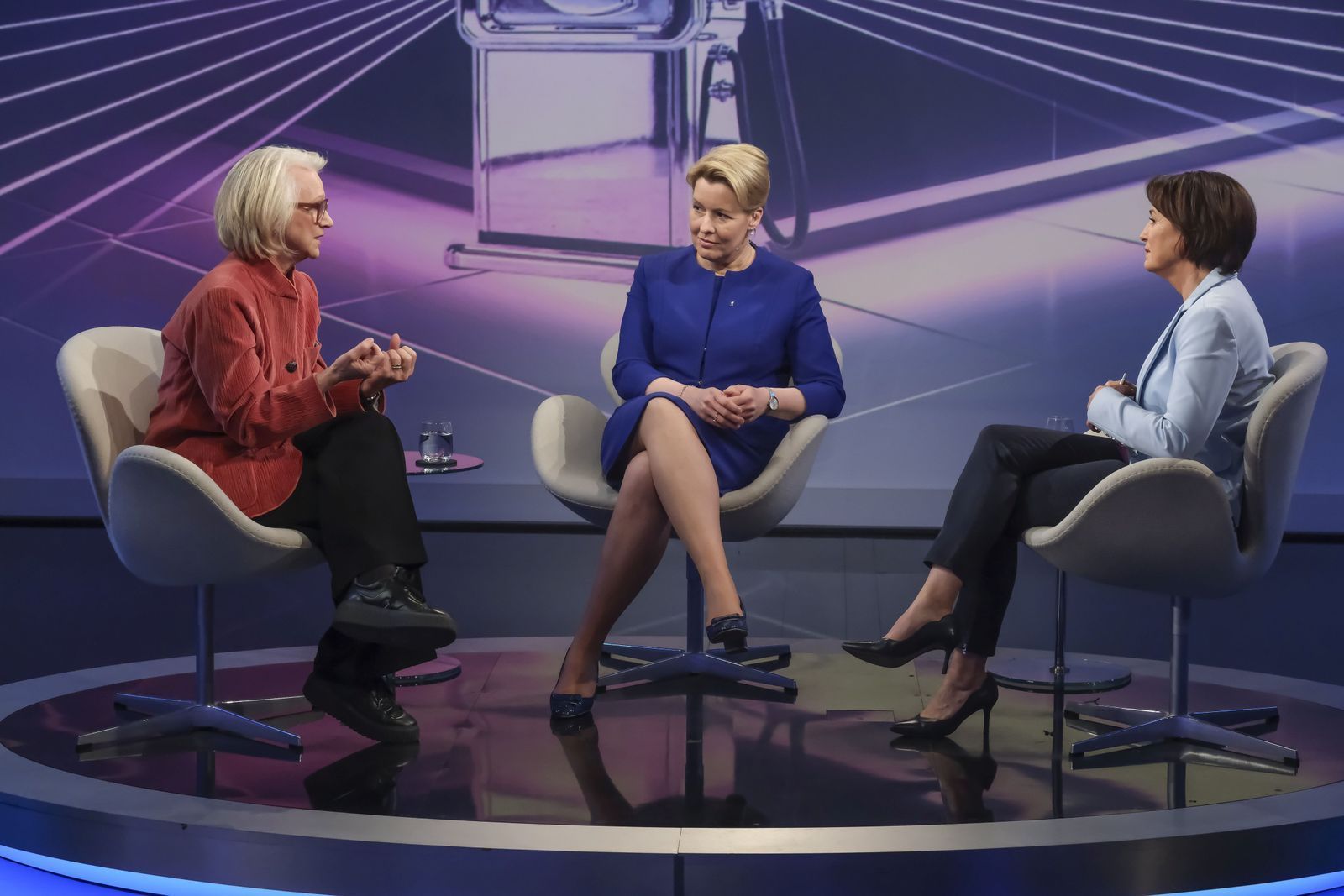 Bei Sandra Maischberger (rechts) diskutierten Monika Schnitzer und Franziska Giffey über die Entlastungsmaßnahmen der Bundesregierung. (Bild: WDR/Oliver Ziebe)