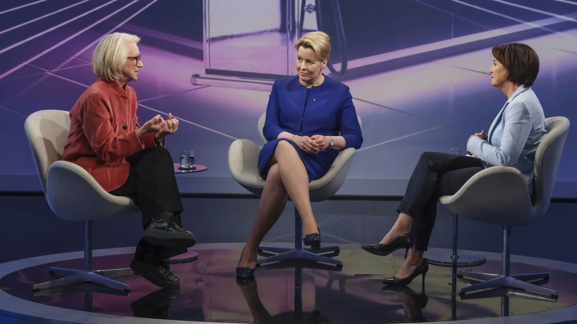 Bei Sandra Maischberger (rechts) diskutierten Monika Schnitzer und Franziska Giffey über die Entlastungsmaßnahmen der Bundesregierung. (Bild: WDR/Oliver Ziebe)