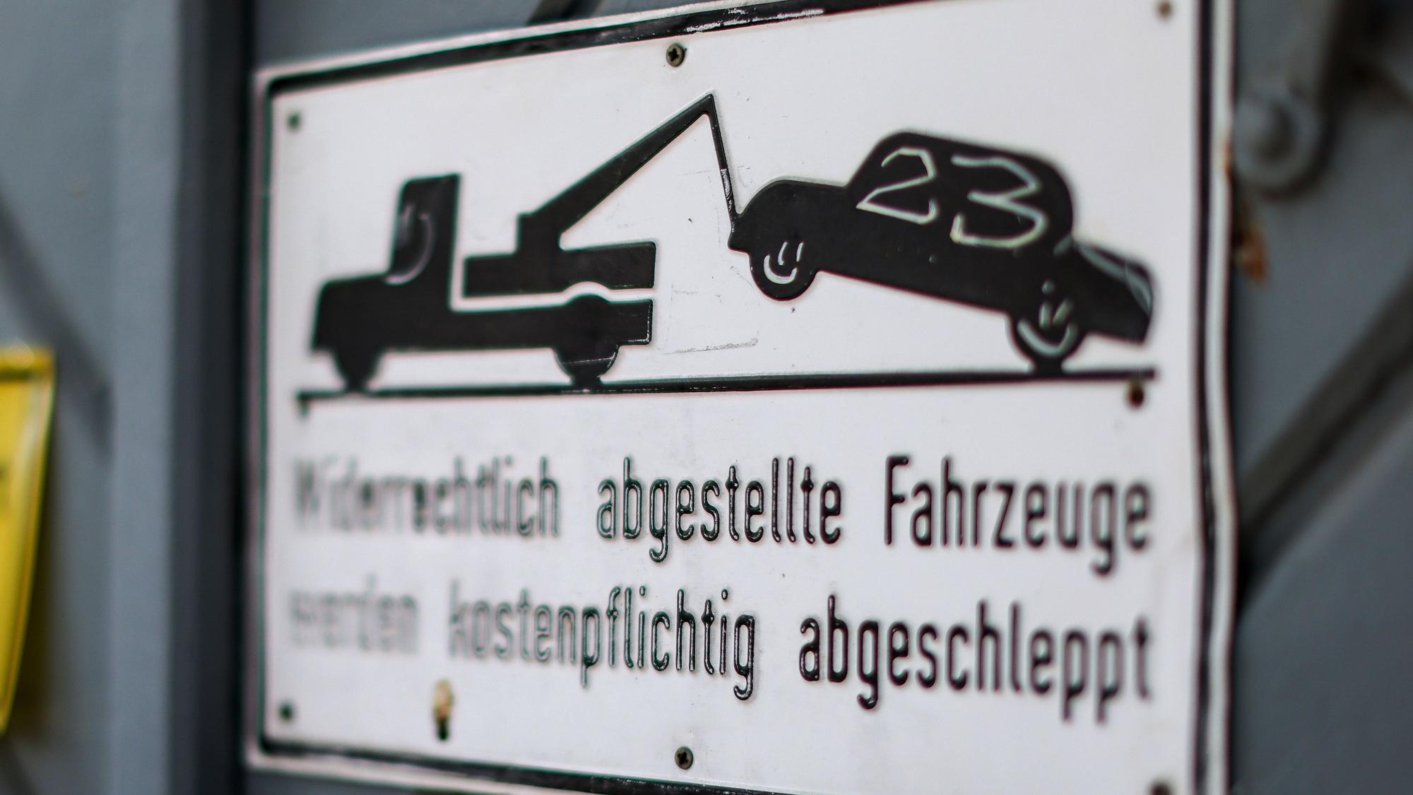 Ein Schild warnt vor Abschleppmaßnahmen. (Symbolbild)