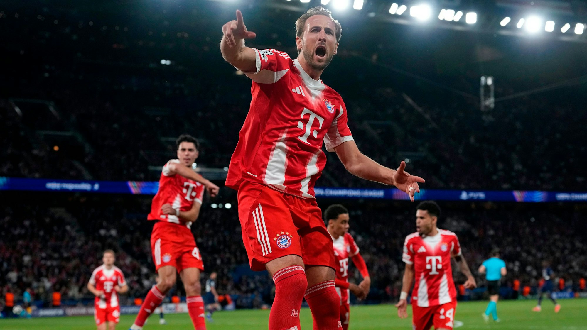 Harry Kane jubelt nach einem Elfmeter, dem frühen Führungstor seiner Mannschaft. Es folgte ein denkwürdiges Spiel.