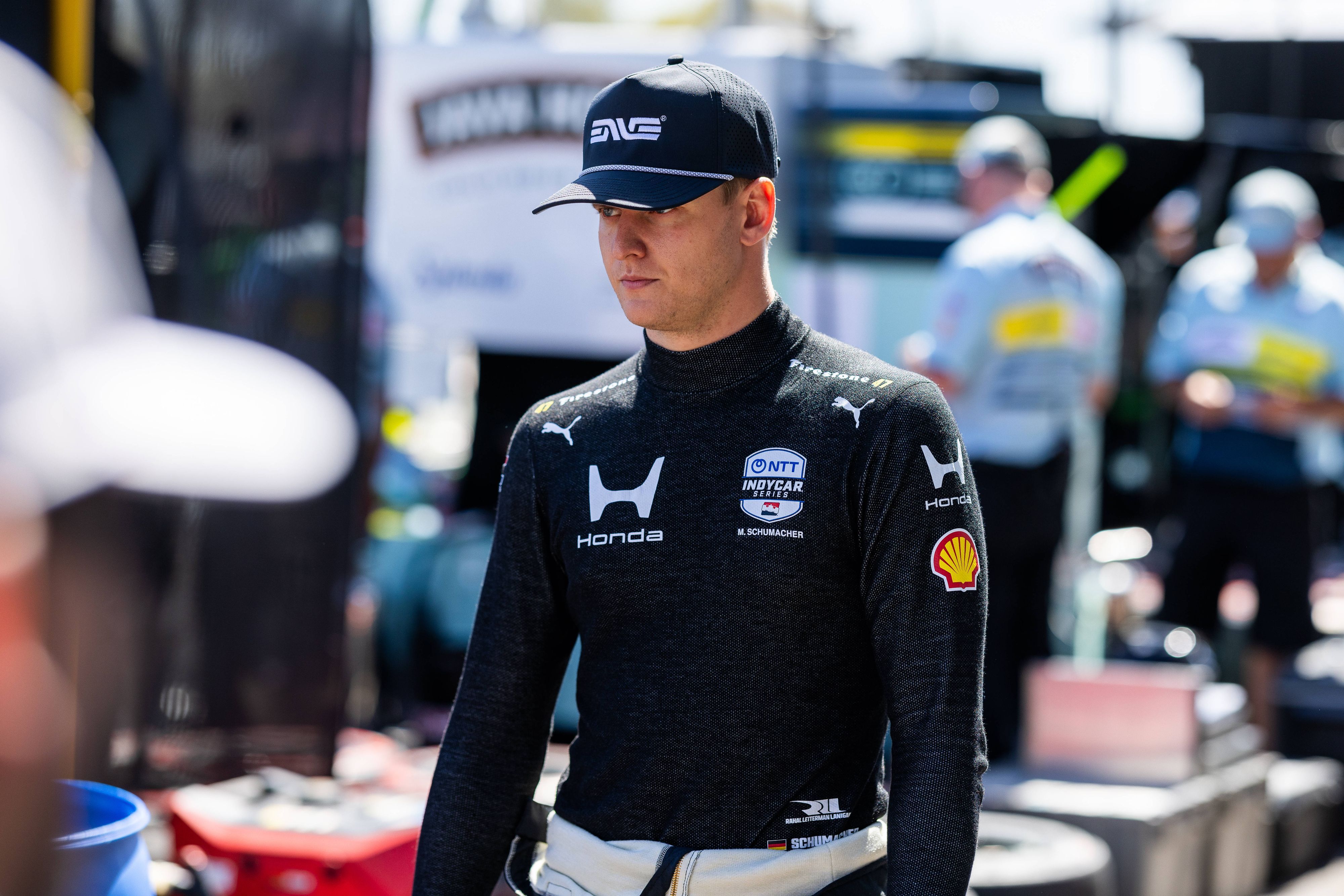 Mick Schumacher geht durch die Boxengasse.