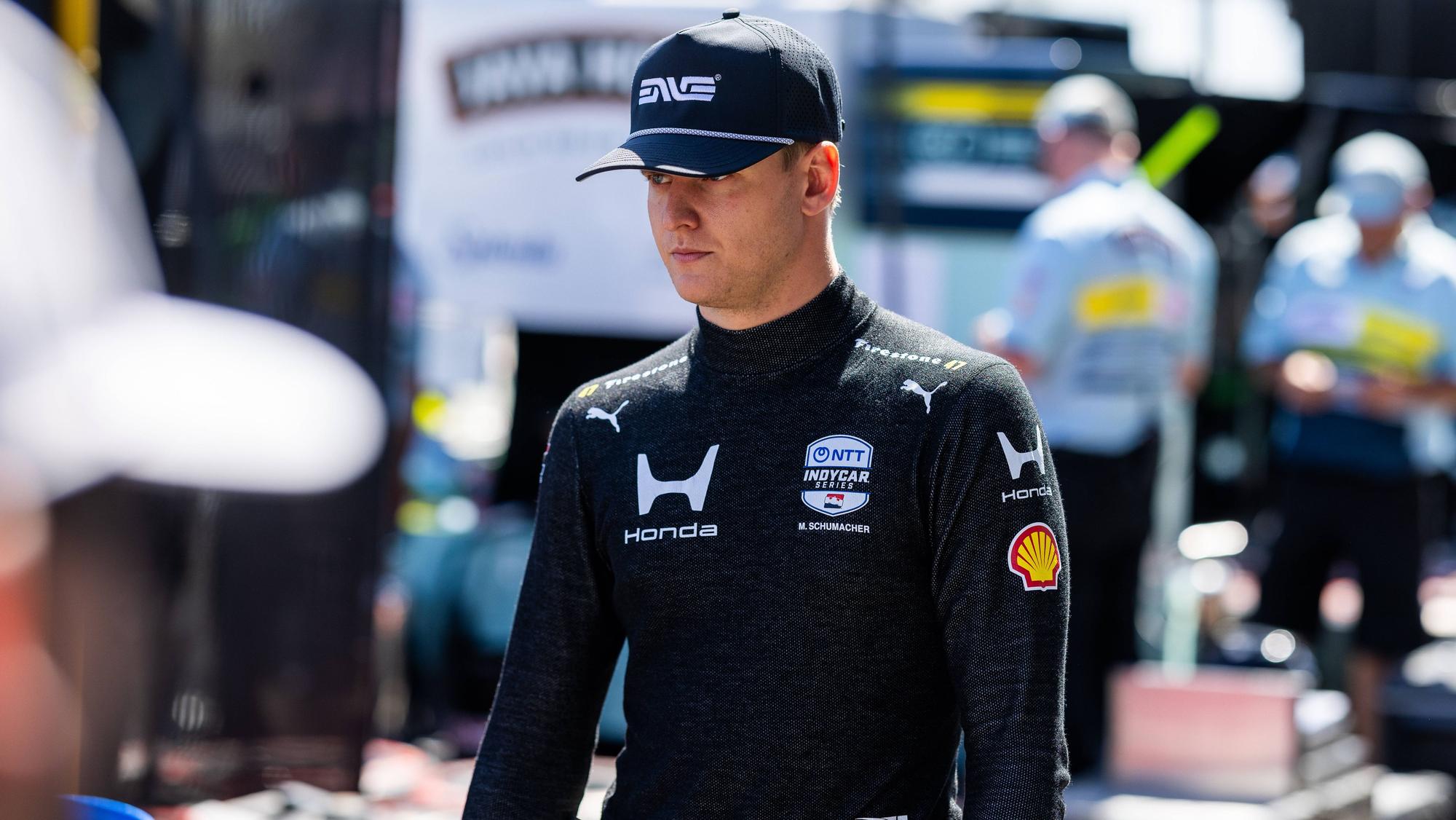 Mick Schumacher geht durch die Boxengasse.