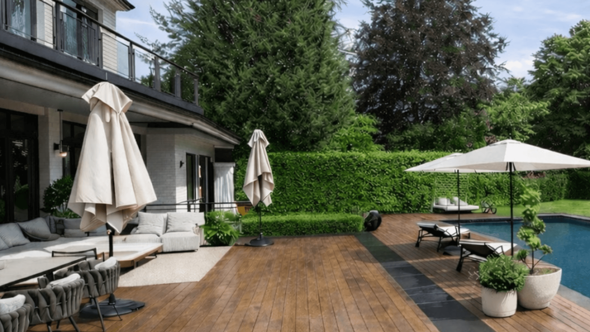 Der Garten mit Außenpool wurde im Jahr 2024 neu gestaltet.