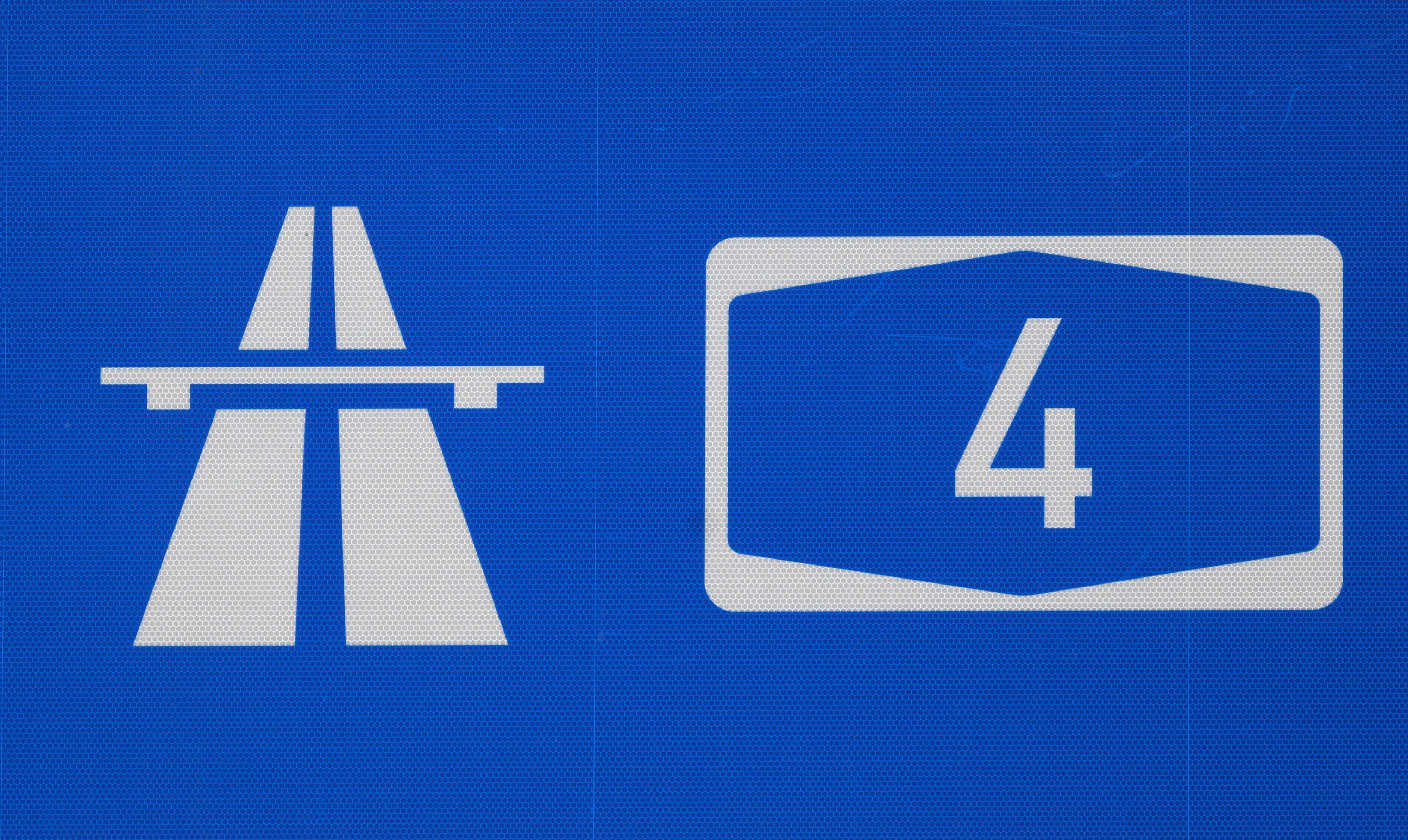 Das Foto zeigt ein Autobahnschild.