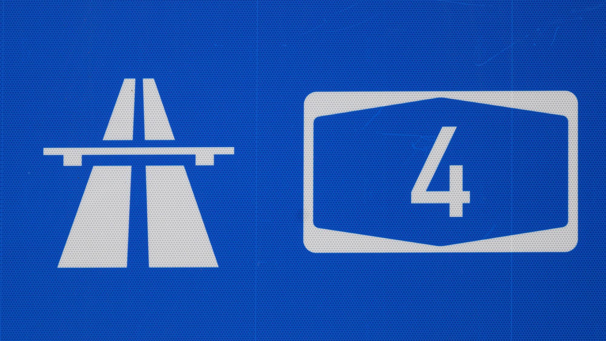 Das Foto zeigt ein Autobahnschild.