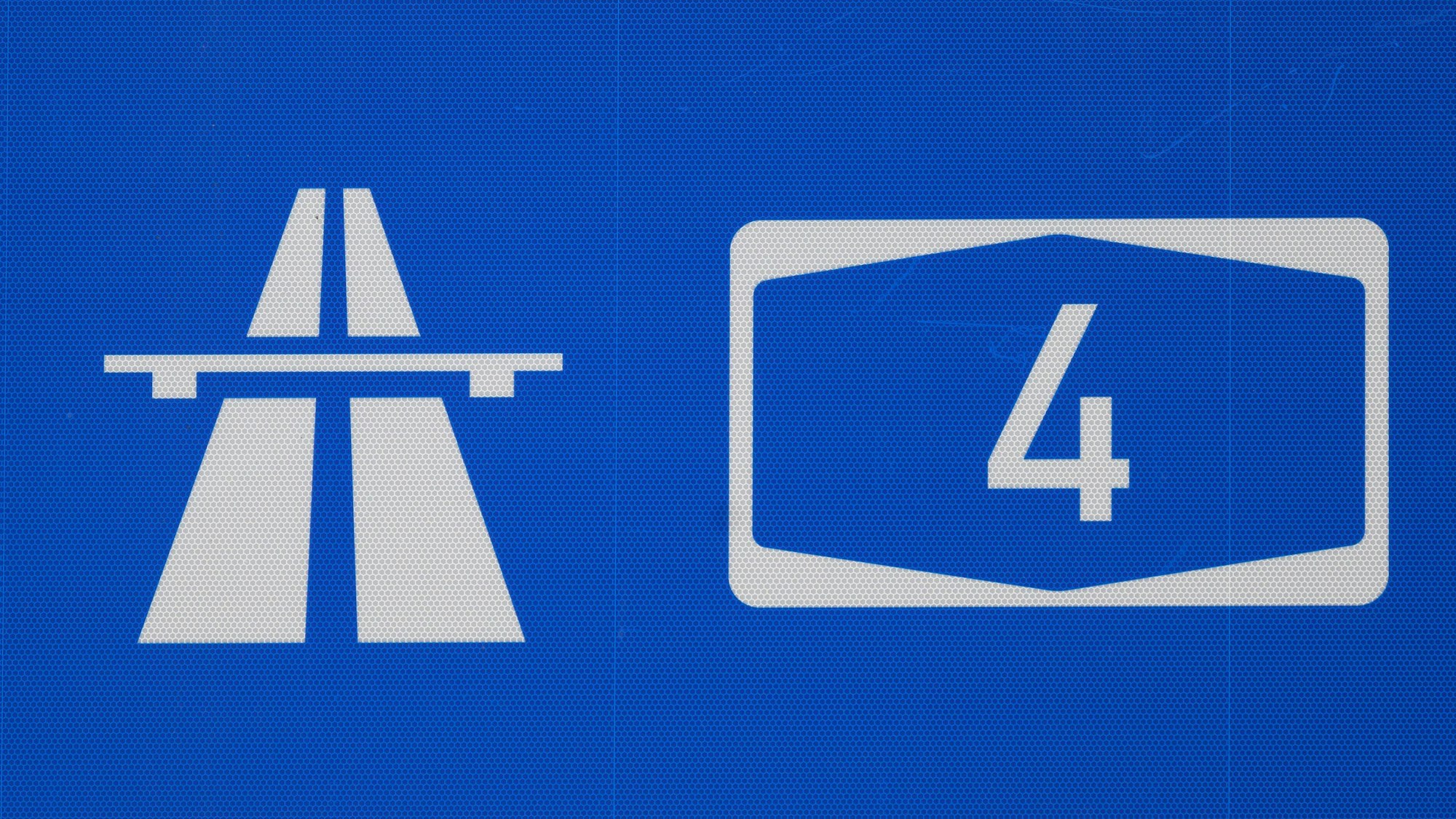 Das Foto zeigt ein Autobahnschild.