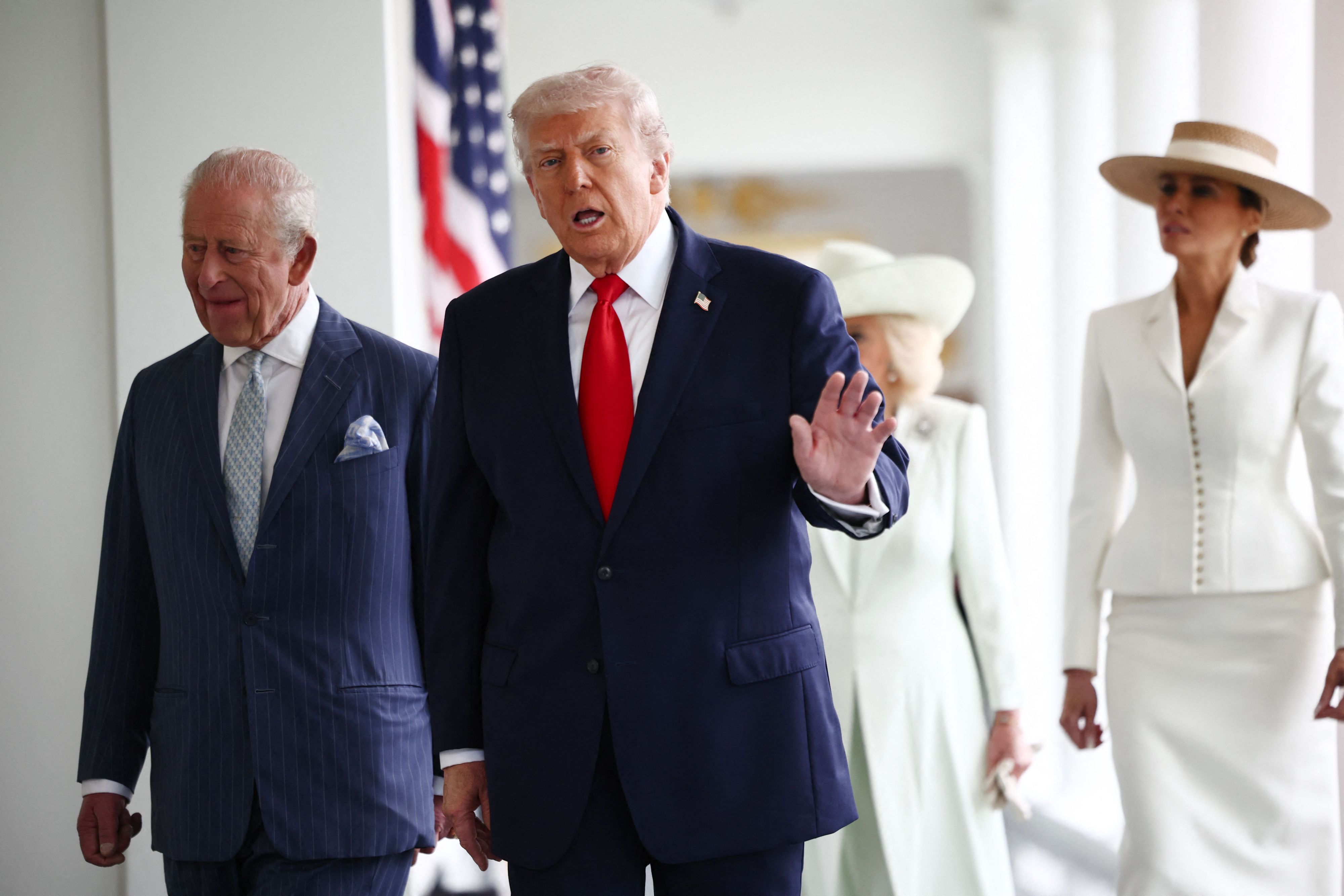 US-Präsident Donald Trump und First Lady Melania Trump begleiten König Charles III. und Königin Camilla durch die Kolonnade des Weißen Hauses.
