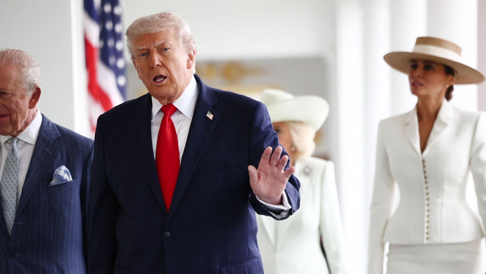 US-Präsident Donald Trump und First Lady Melania Trump begleiten König Charles III. und Königin Camilla durch die Kolonnade des Weißen Hauses.