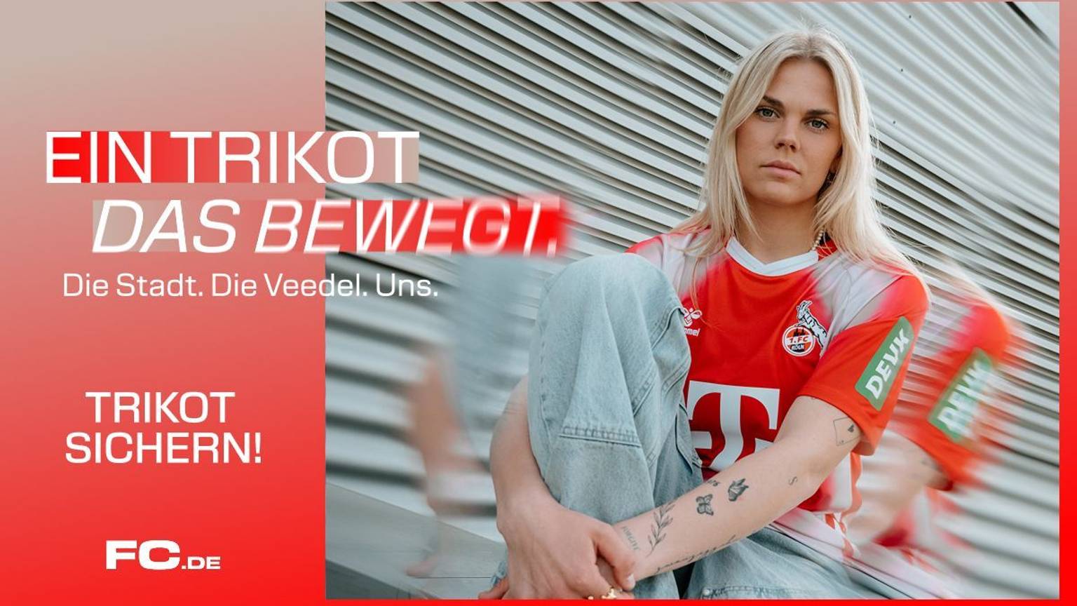 Junge Frau mit langen blonden Haaren trägt das rote Frauen Sondertrikot 2025/26 des 1. FC Köln von hummel, mit FC-Wappen und DEVK-Logo, lässig auf einer Treppe sitzend – Werbemotiv mit dem Slogan „Ein Trikot, das bewegt. Die Stadt. Die Veedel. Uns."