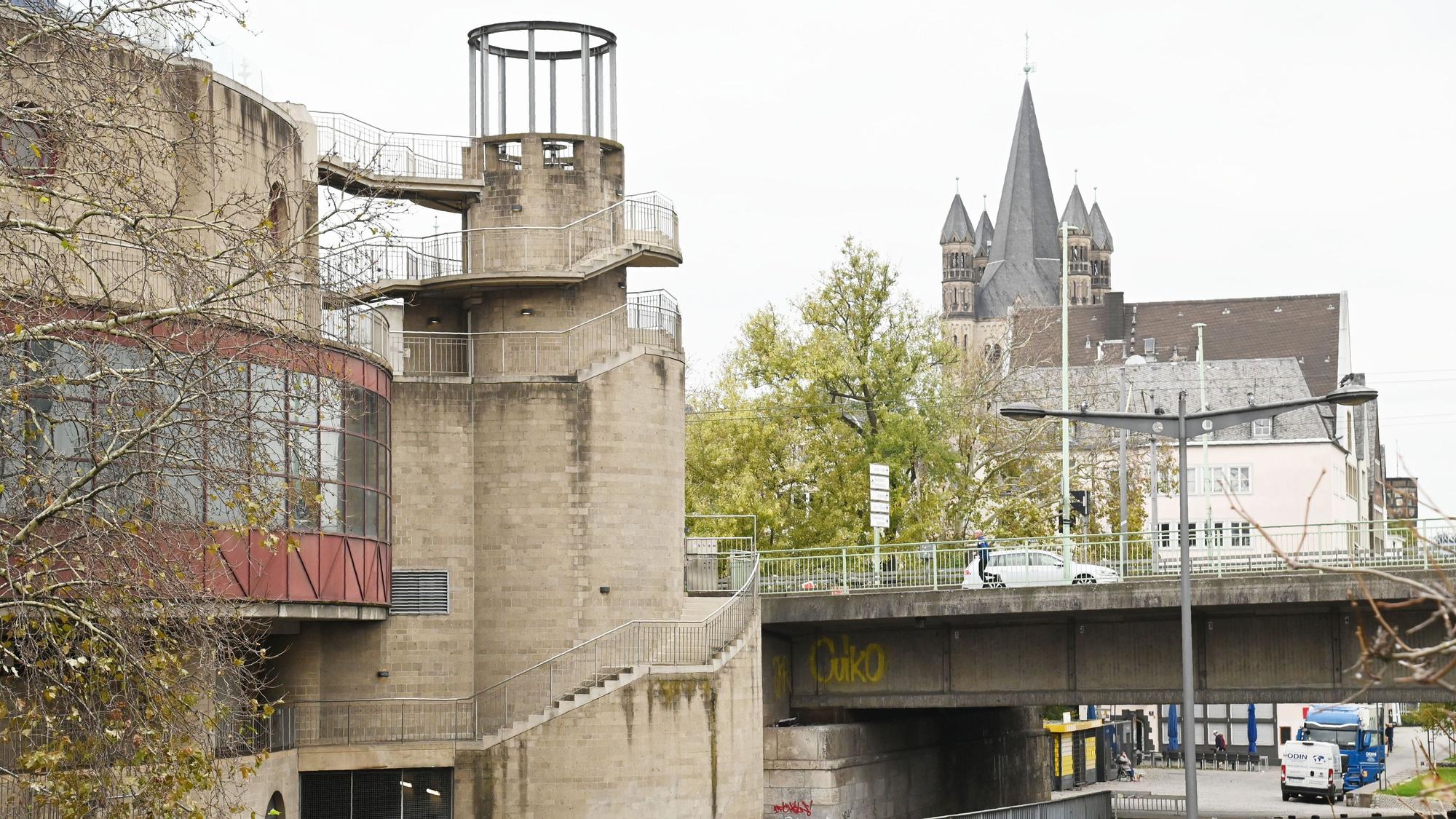 Auf diesem Turm (links) soll das Flügelauto zukünftig stehen.