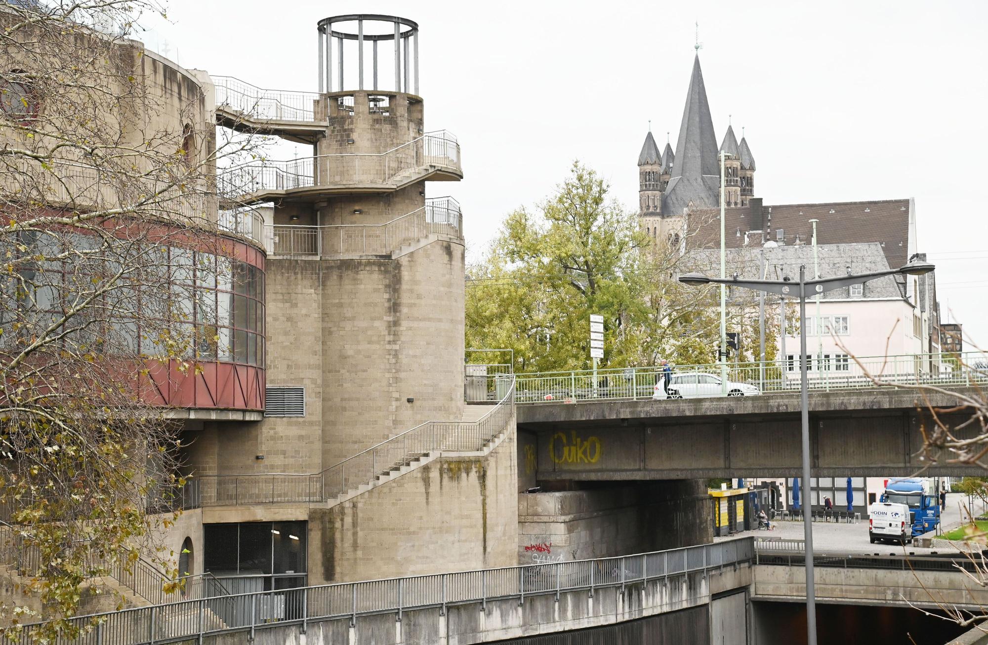 14.10.2025 Köln. Der architektonisch angedeutete Turm an der nord-östlichen Ecke des Maritim-Hotels unmittelbar neben der Deutzer Brücke. Hier soll ab dem Frühjahr 2026 das sogenannte Flügelauto des Künstlers HA Schult platziert werden. Foto: Alexander Schwaiger