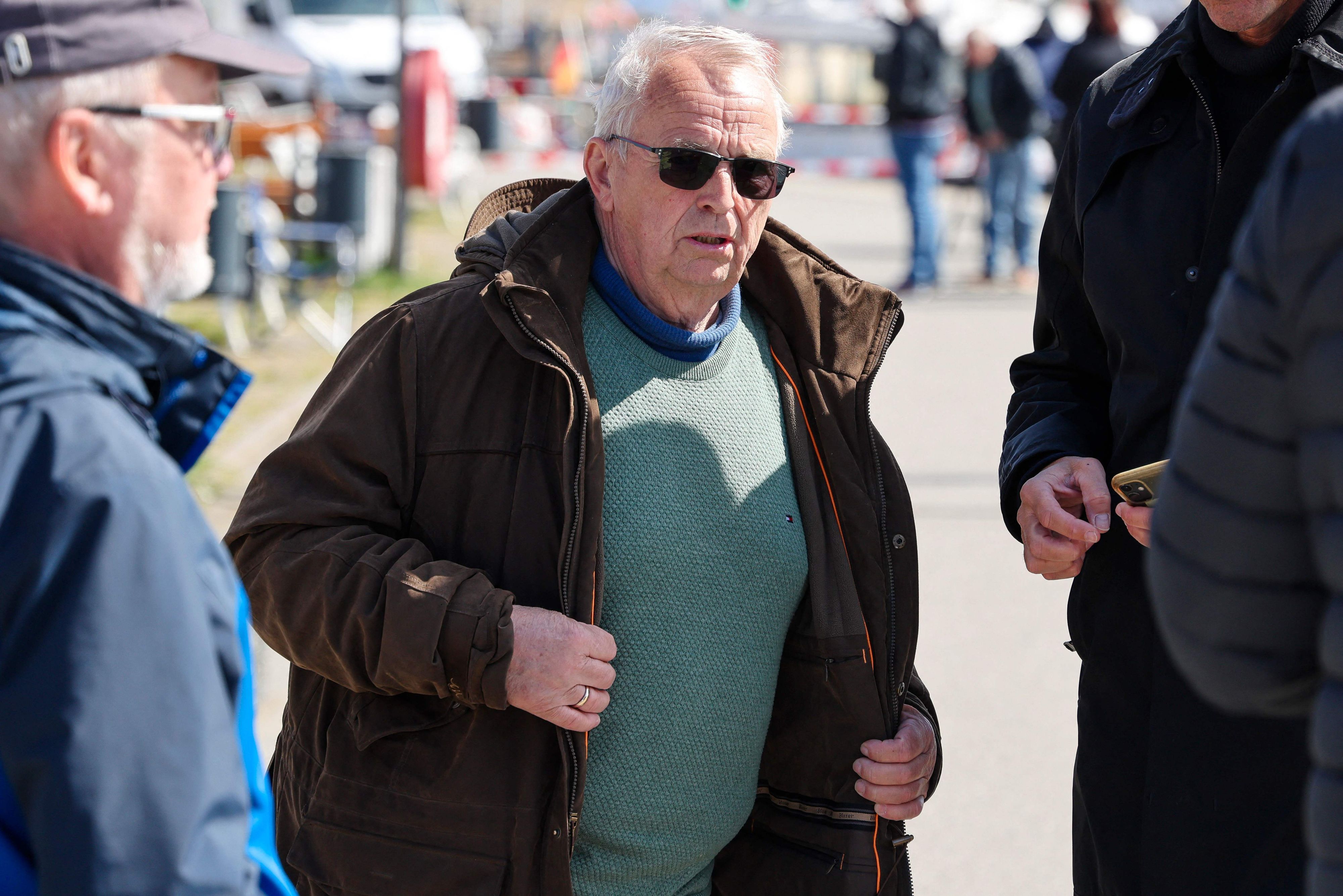 Mecklenburg-Vorpommerns Umweltminister Till Backhaus äußert sich in einer Presseerklärung zur Rettung des Buckelwals „Timmy“, der nach einer dramatischen Odyssee entlang der Ostseeküste und mehreren vergeblichen Befreiungsversuchen nun durch eine private Initiative in seinen natürlichen Lebensraum im Atlantik zurückgeführt werden soll.