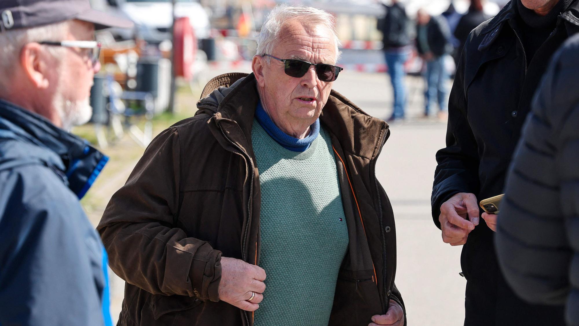 Mecklenburg-Vorpommerns Umweltminister Till Backhaus äußert sich in einer Presseerklärung zur Rettung des Buckelwals „Timmy“, der nach einer dramatischen Odyssee entlang der Ostseeküste und mehreren vergeblichen Befreiungsversuchen nun durch eine private Initiative in seinen natürlichen Lebensraum im Atlantik zurückgeführt werden soll.