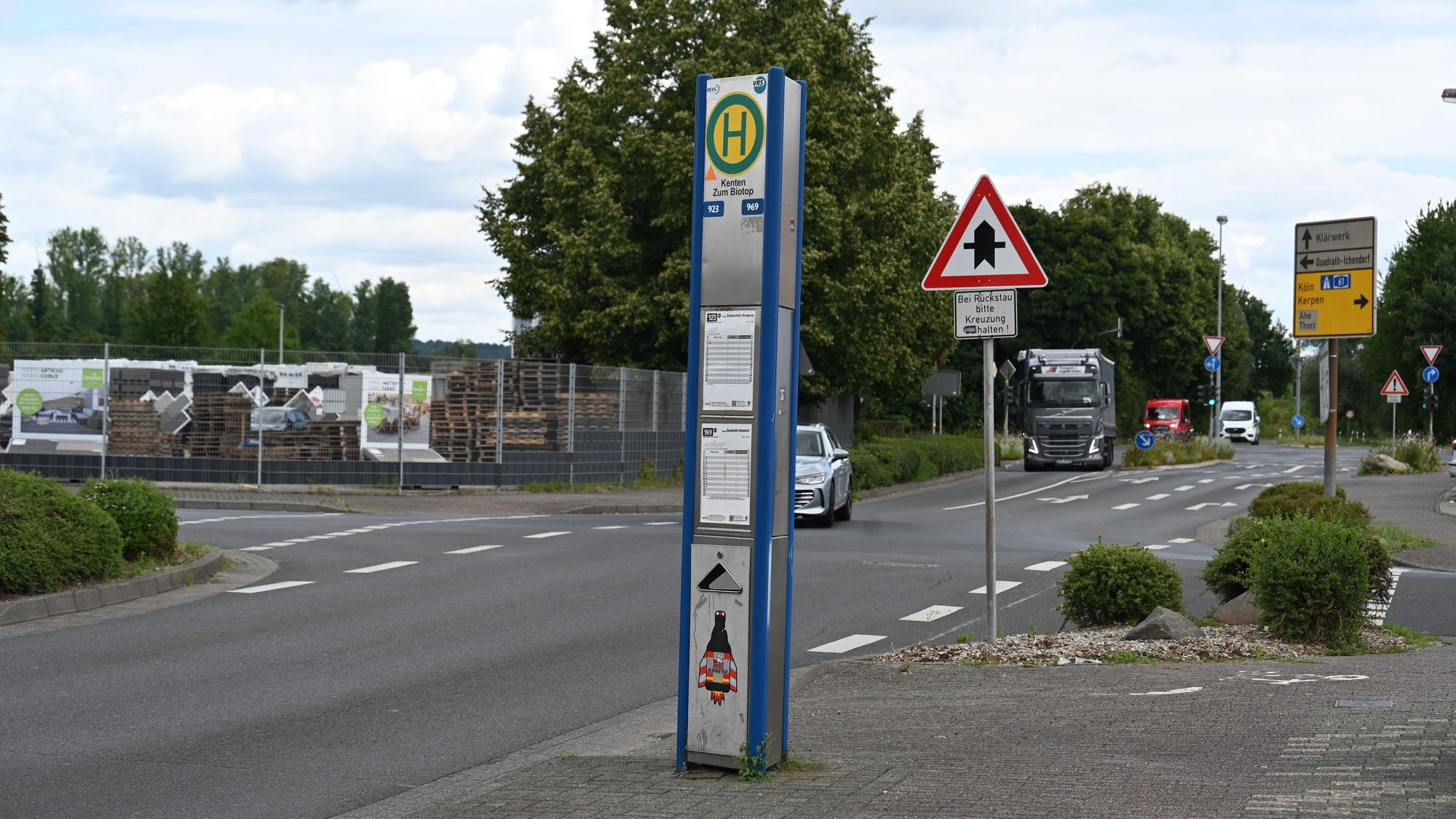 An dieser Haltestelle in Bergheim war ein 25-Jähriger mit Frau und Kind zugestiegen. Er griff einen 59-jährigen Busfahrer an und verletzte ihn schwer.
