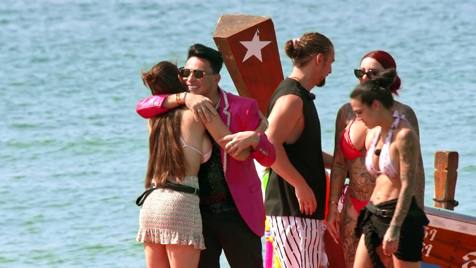 Der neue Tag begann aufregend: Matthias Mangiapane wurde an Land gespült. Zweiter Neuankömmling war Gino Bormann. (Bild: RTLZWEI)