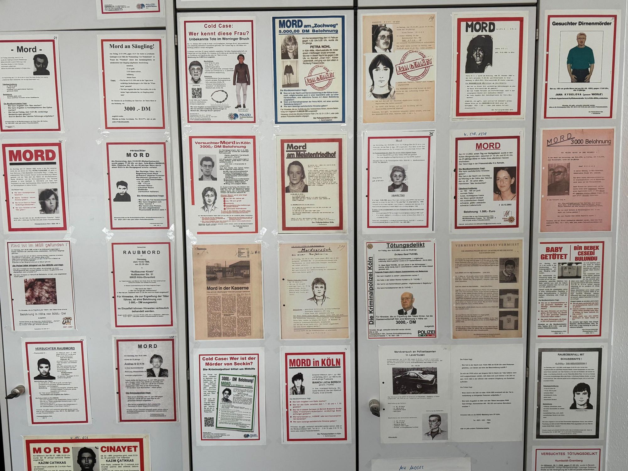 Mit alten Fahndungsplakaten an der Wand des Büros und des Aktenschranks motivieren sich Kölns Cold Case Ermittler