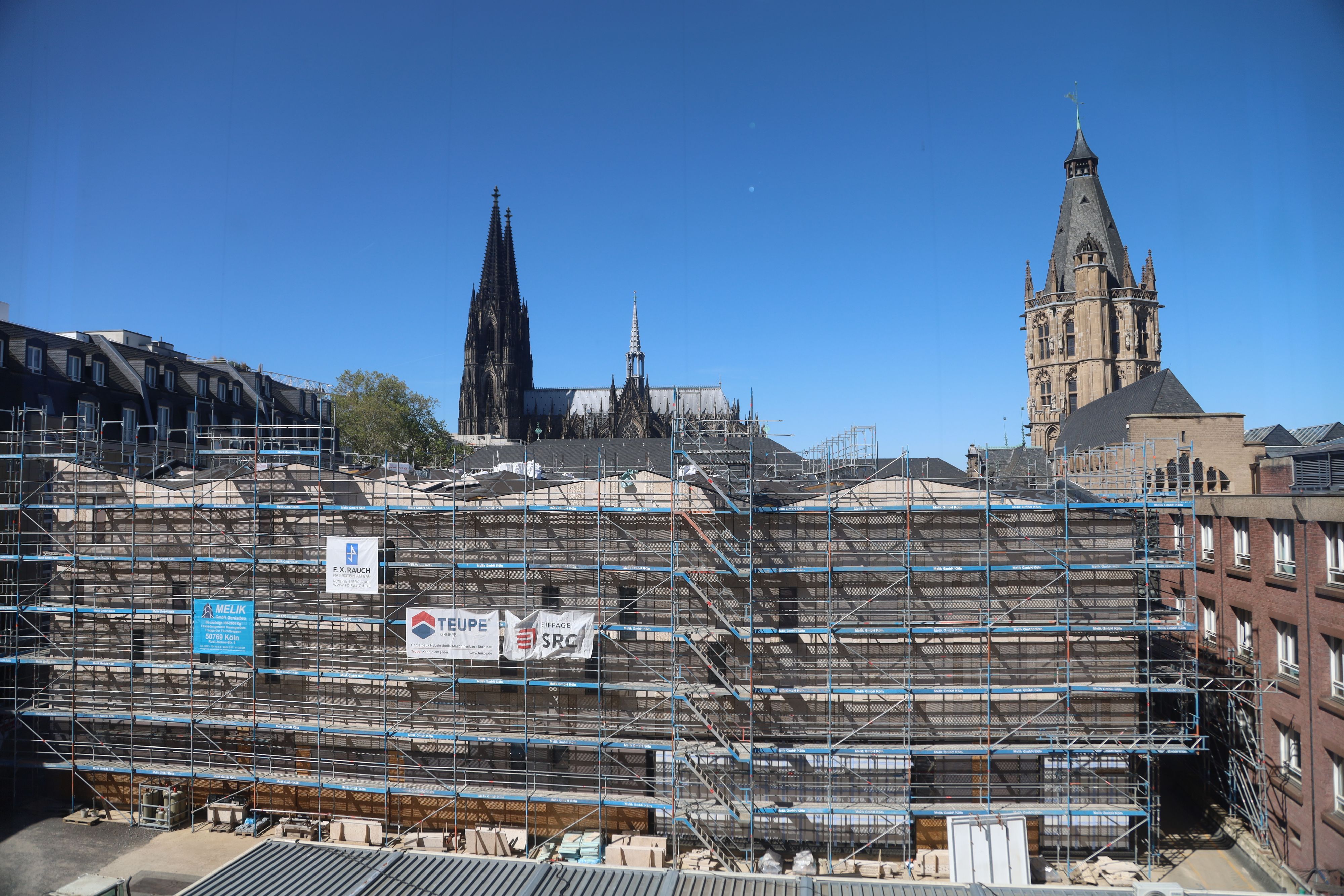 Die Arbeiten an der Natursteinfassade sollen bald abgeschlossen sein.