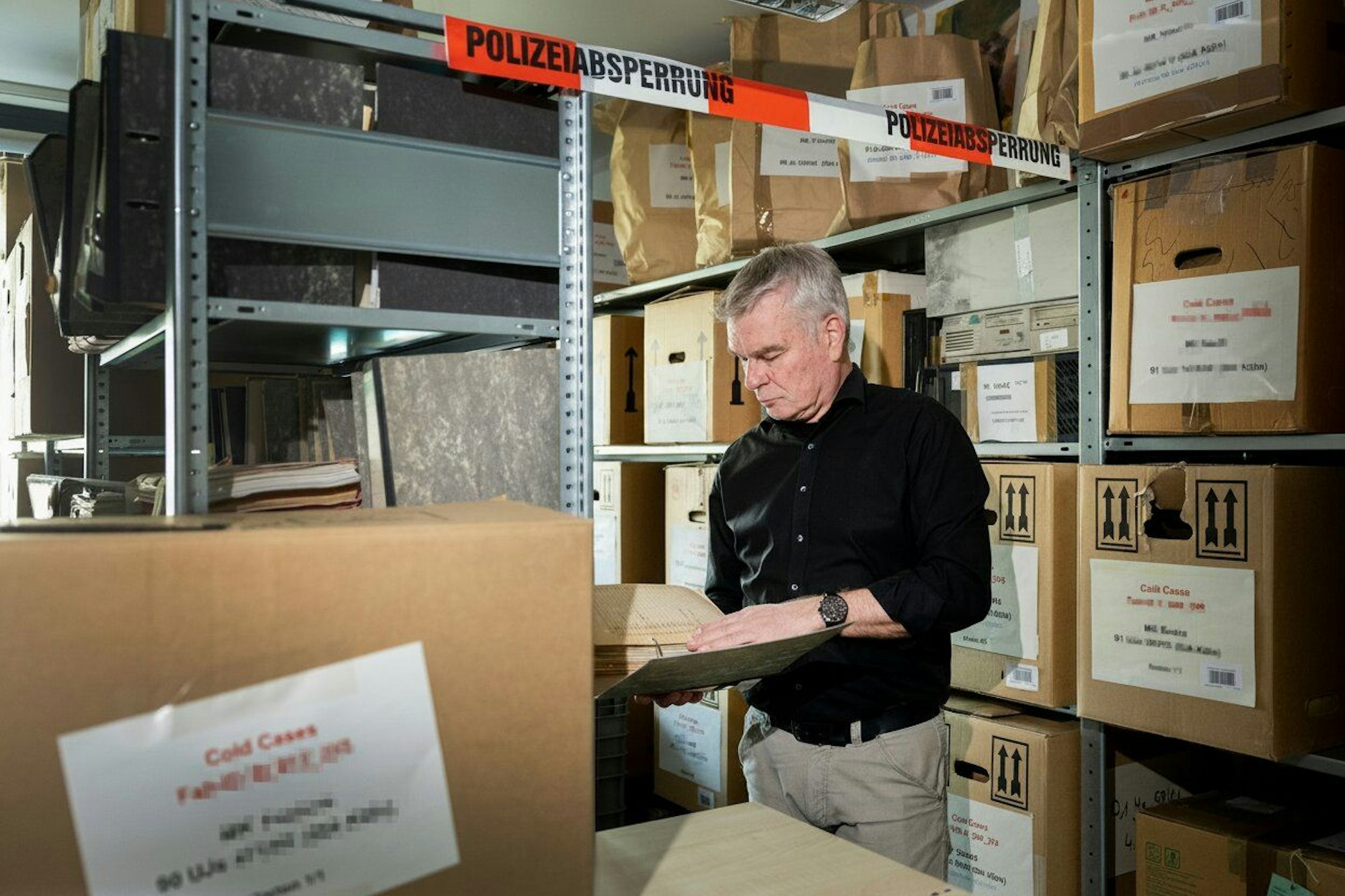 Cold-Case-Ermittler Markus Weber im Aktenraum. Hier lagern dutzende Cold-Case-Akten aus den letzen Jahrzehnten.