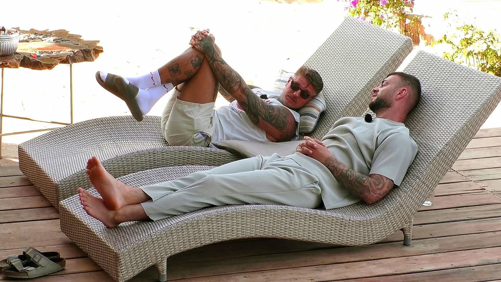 Serkan Yavuz (rechts) bekam eine geheime Botschaft. Er soll „Maulwurf“ spielen. Hat er Erfolg, erhält er Safety und darf einen Mitspieler aus der Sala kicken. (Bild: RTLZWEI)