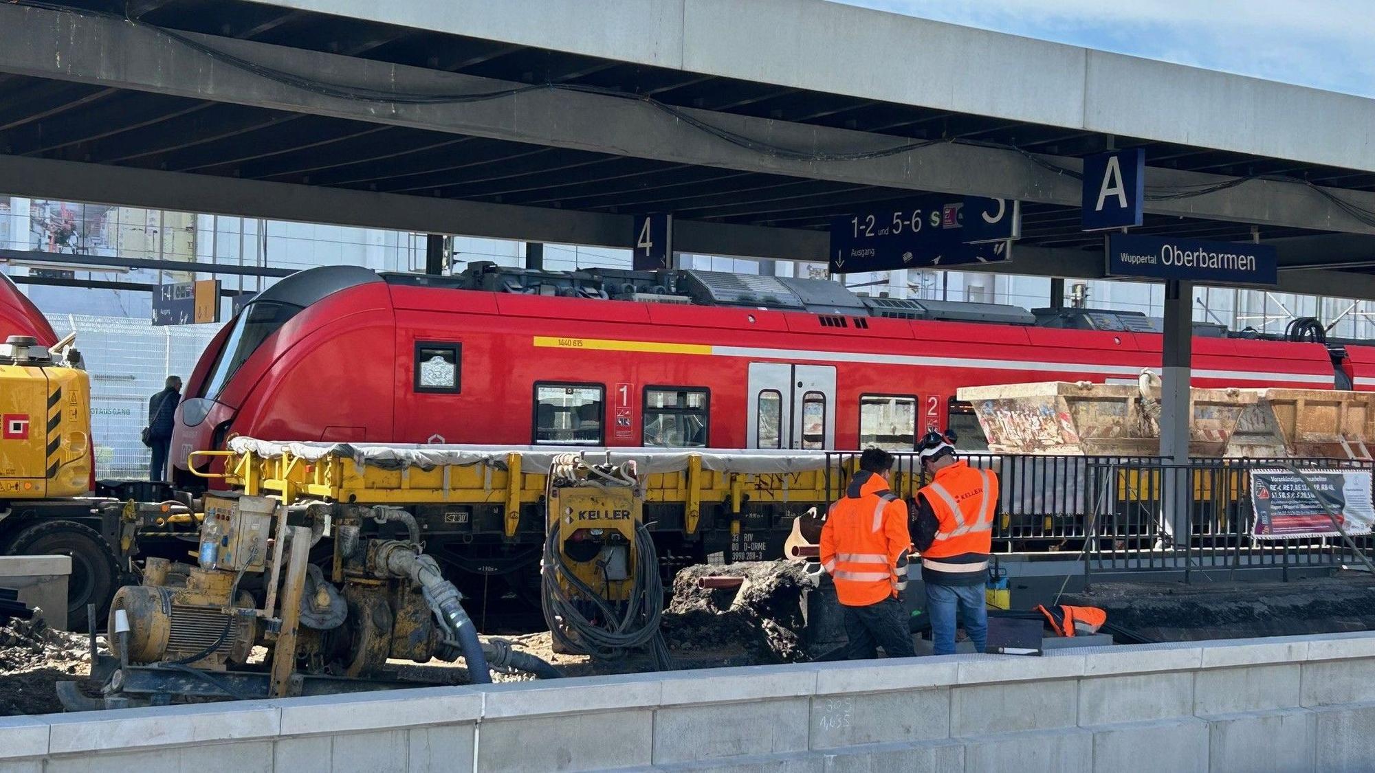 Arbeiter bei der Modernisierung des Bahnhofs Wuppertal-Oberbarmen an der Bahnstrecke zwischen Köln und Hagen