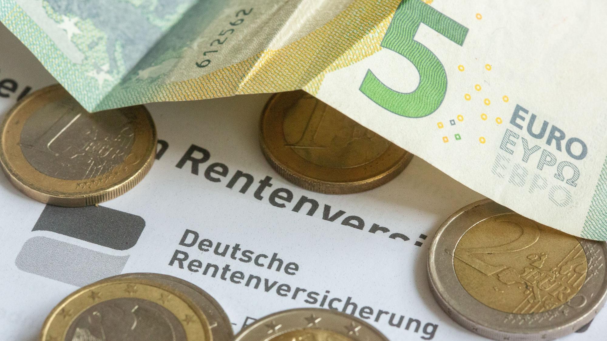 Münzen und eine Banknote liegen auf einer Renteninformation der Deutschen Rentenversicherung. Die Renten steigen um 4,24 Prozent. (Symbolbild)