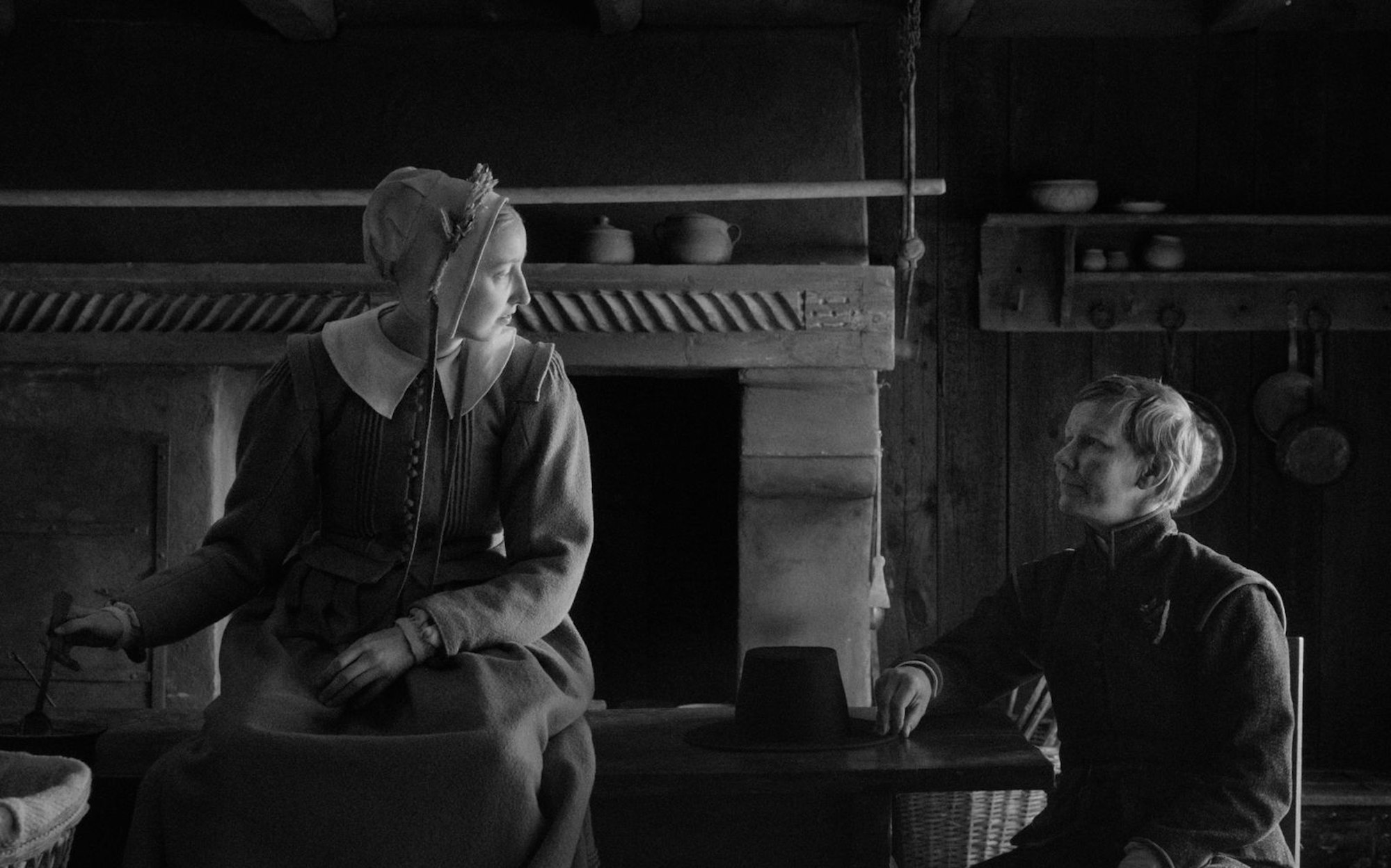 Rose (Sandra Hüller, rechts) willigt in eine arrangierte Ehe mit Suzanna (Caro Braun) ein. Kann die gottesfürchtige junge Frau ein Geheimnis hüten? (Bild: Schubert/ROW Pictures/Walker+Worm Film/Gerald Kerkletz)