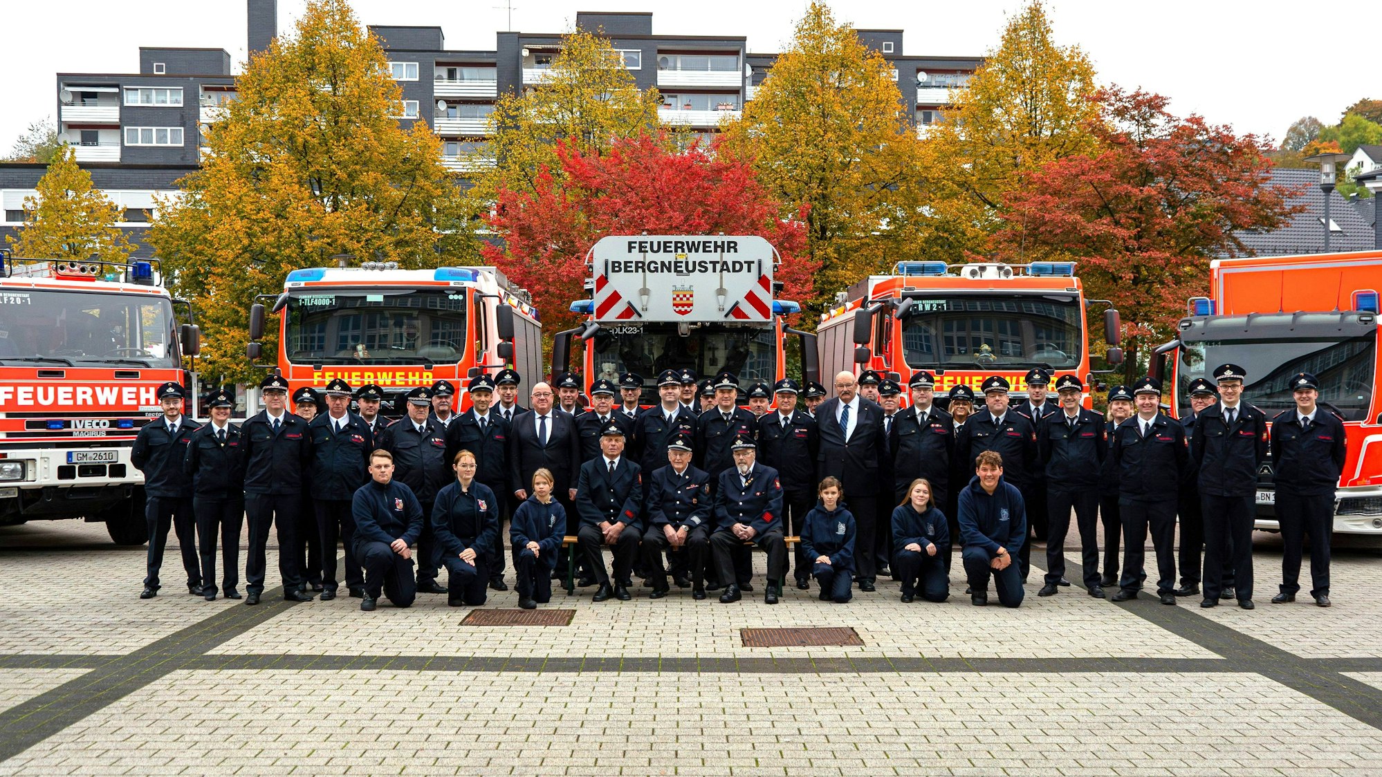 Der Löschzug Bergneustadt steht vor fünf Einsatzwagen.