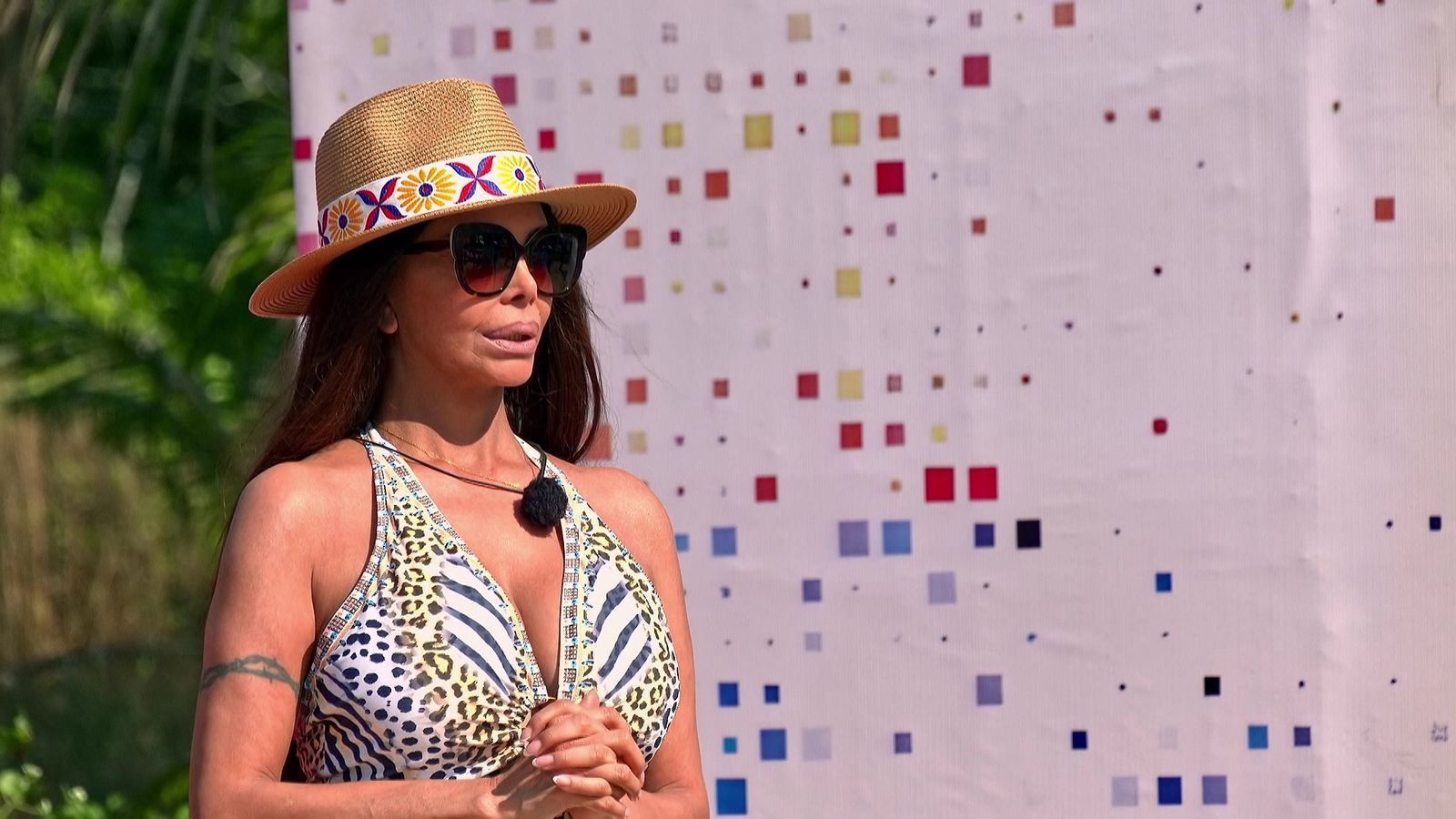 Kader Loth feierte dank Matthias und Gino ihre Auferstehung und kehrte ins Reality-Spiel zurück. Und das gleich mit einer richtigen Gemeinheit. (Bild: RTLZWEI)