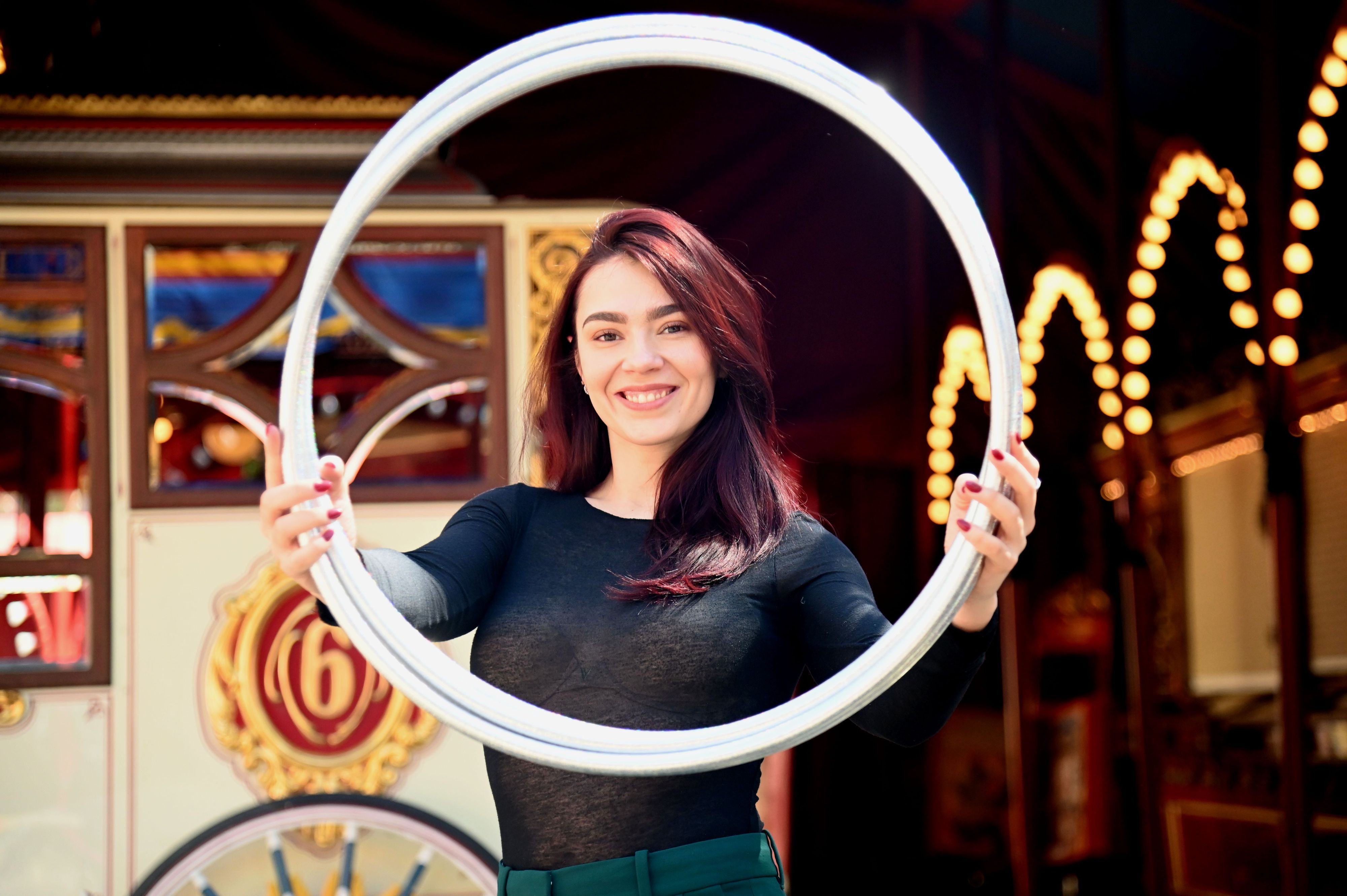 23.04.2026 Köln. Artistin Geraldine Philadelphia ist die Tochter des Roncalli-Betriebsleiters und mit dem Zirkus aufgewachsen. Foto: Alexander Schwaiger
