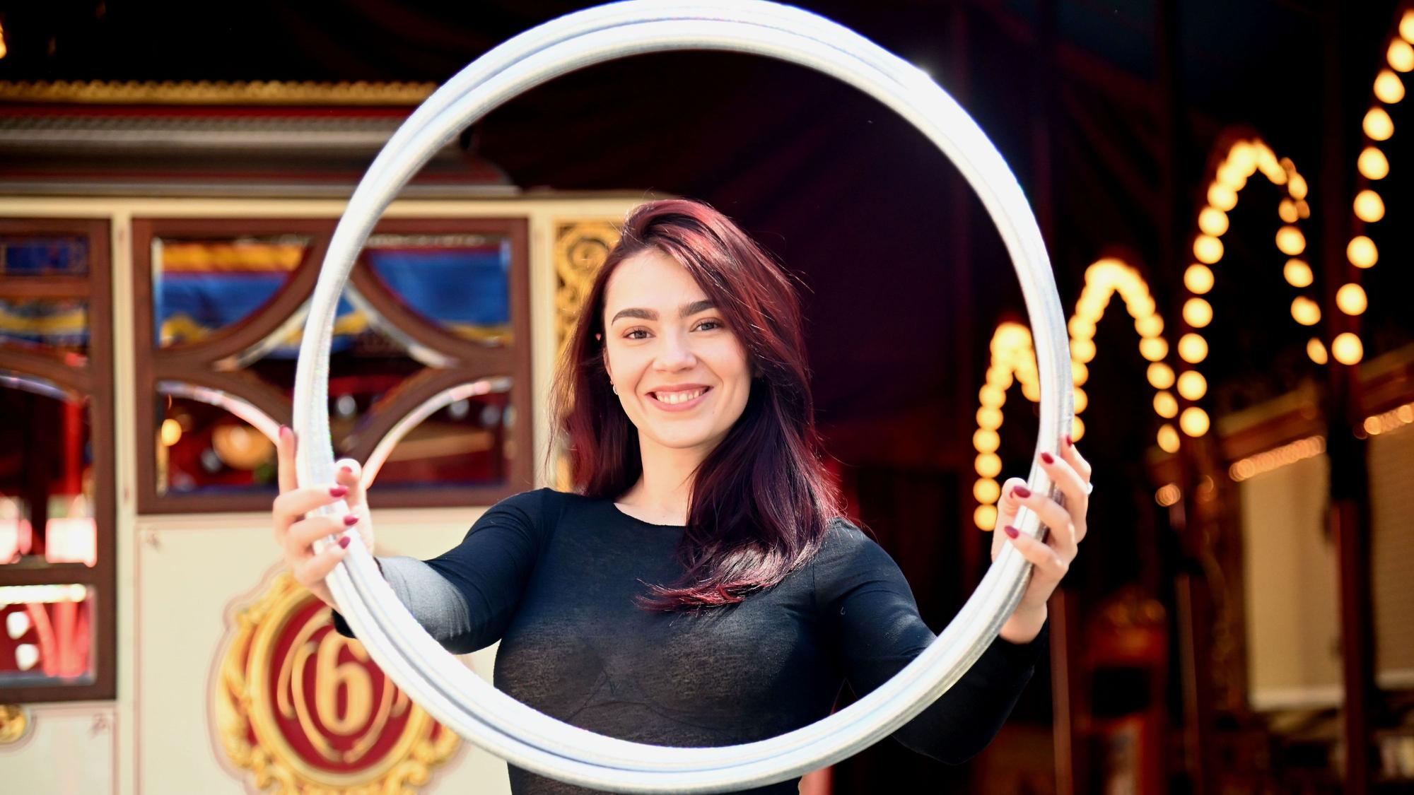 23.04.2026 Köln. Artistin Geraldine Philadelphia ist die Tochter des Roncalli-Betriebsleiters und mit dem Zirkus aufgewachsen. Foto: Alexander Schwaiger