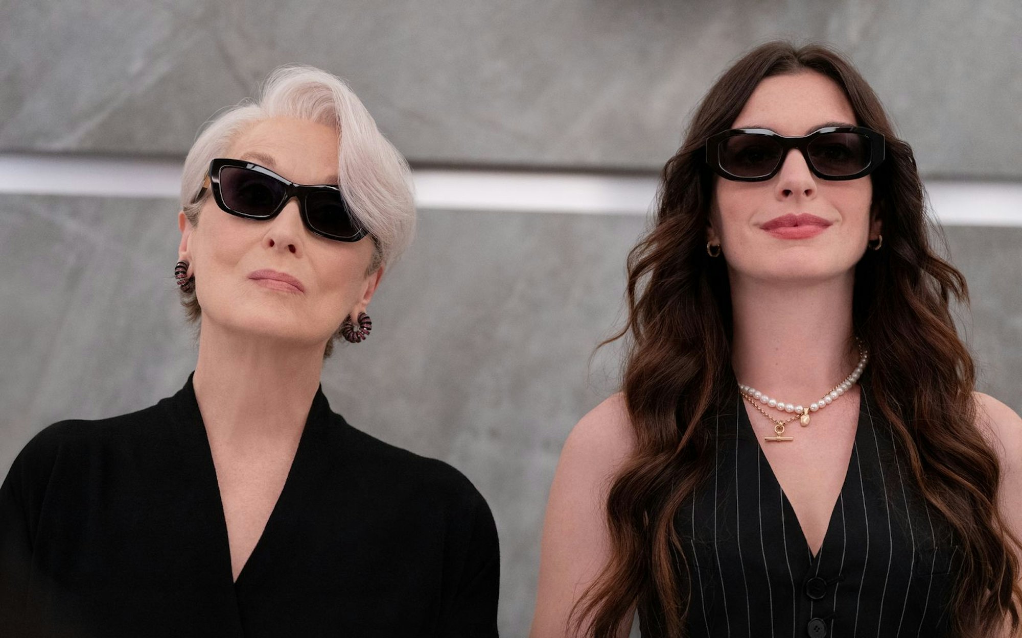 Miranda Priestly (Meryl Streep, links) trifft nach 20 Jahren wieder auf ihre ehemalige Assistentin Andy (Anne Hathaway): Ist es diesmal eine Begegnung auf Augenhöhe? (Bild: Disney/20th Century Studios/Macall Polay)