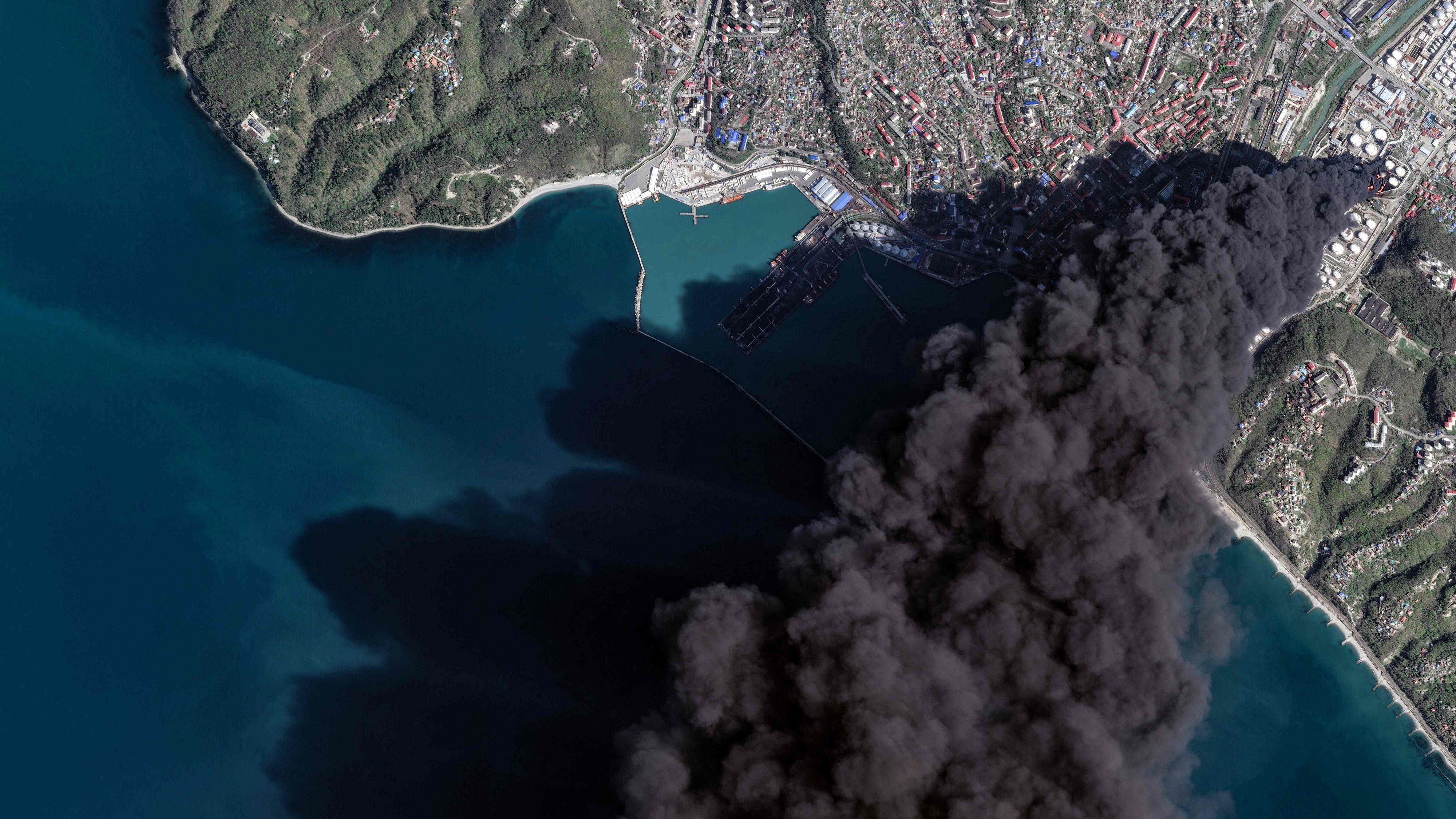 Eine Satellitenaufnahme zeigte bereits am 16. April eine massive Rauchsäule über der russischen Stadt Tuapse.
