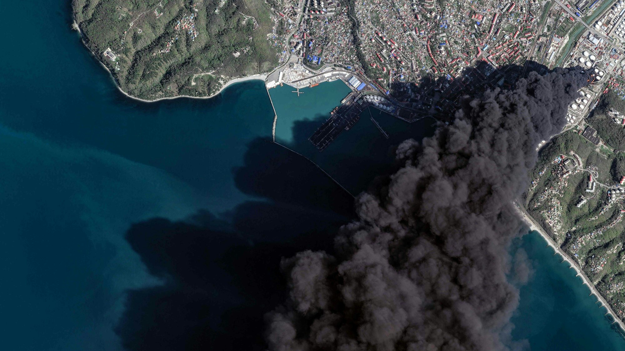 Eine Satellitenaufnahme zeigte bereits am 16. April eine massive Rauchsäule über der russischen Stadt Tuapse.