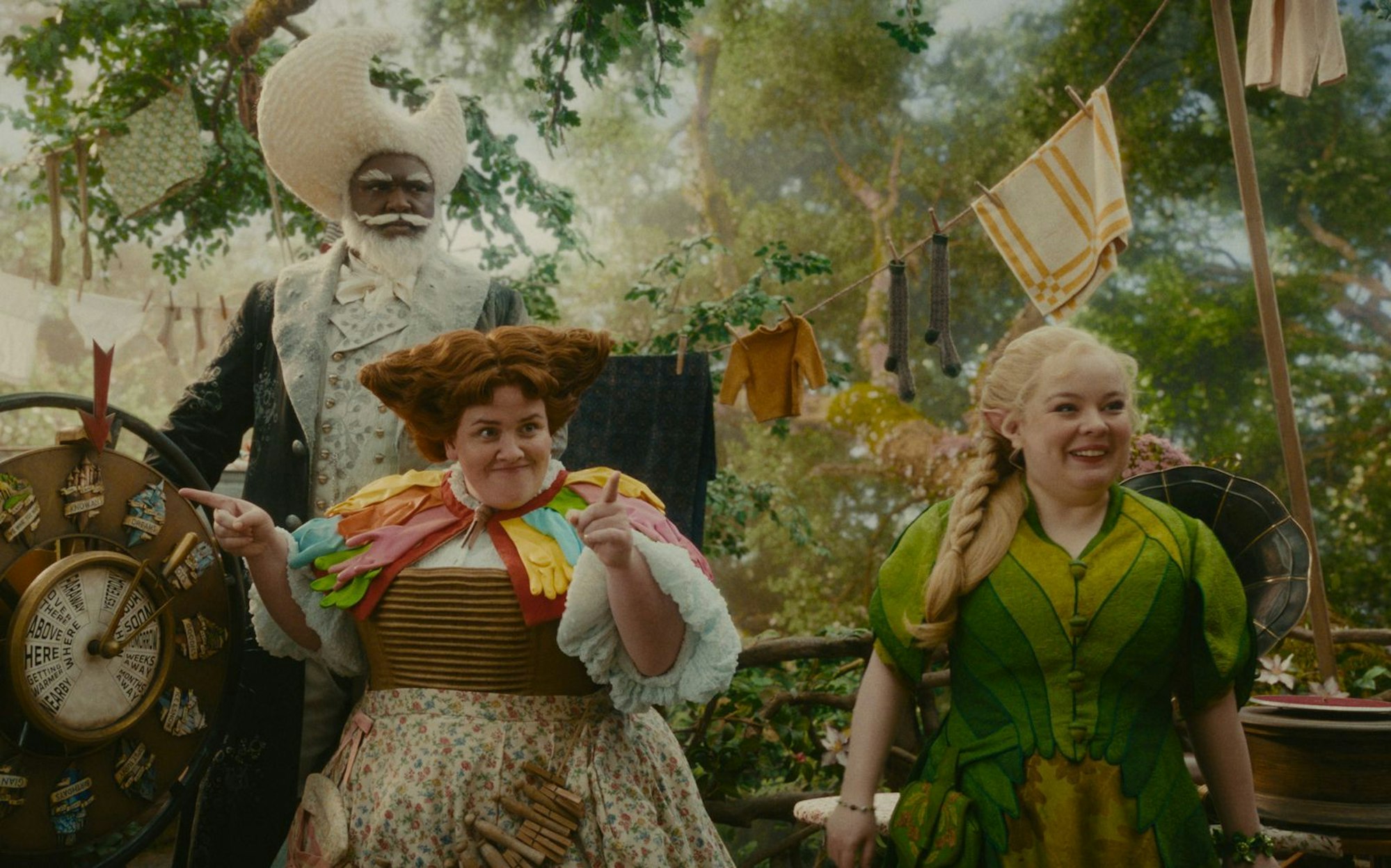 In „Der Wunderweltenbaum“ tummeln sich viele verrückte Figuren, zum Beispiel Mondgesicht (Nonso Anozie), Frau Wasch (Jessica Gunning, Mitte) und die Fee Seidenhaar (Nicola Coughlan). (Bild: David R. Gaynes/Leonine)