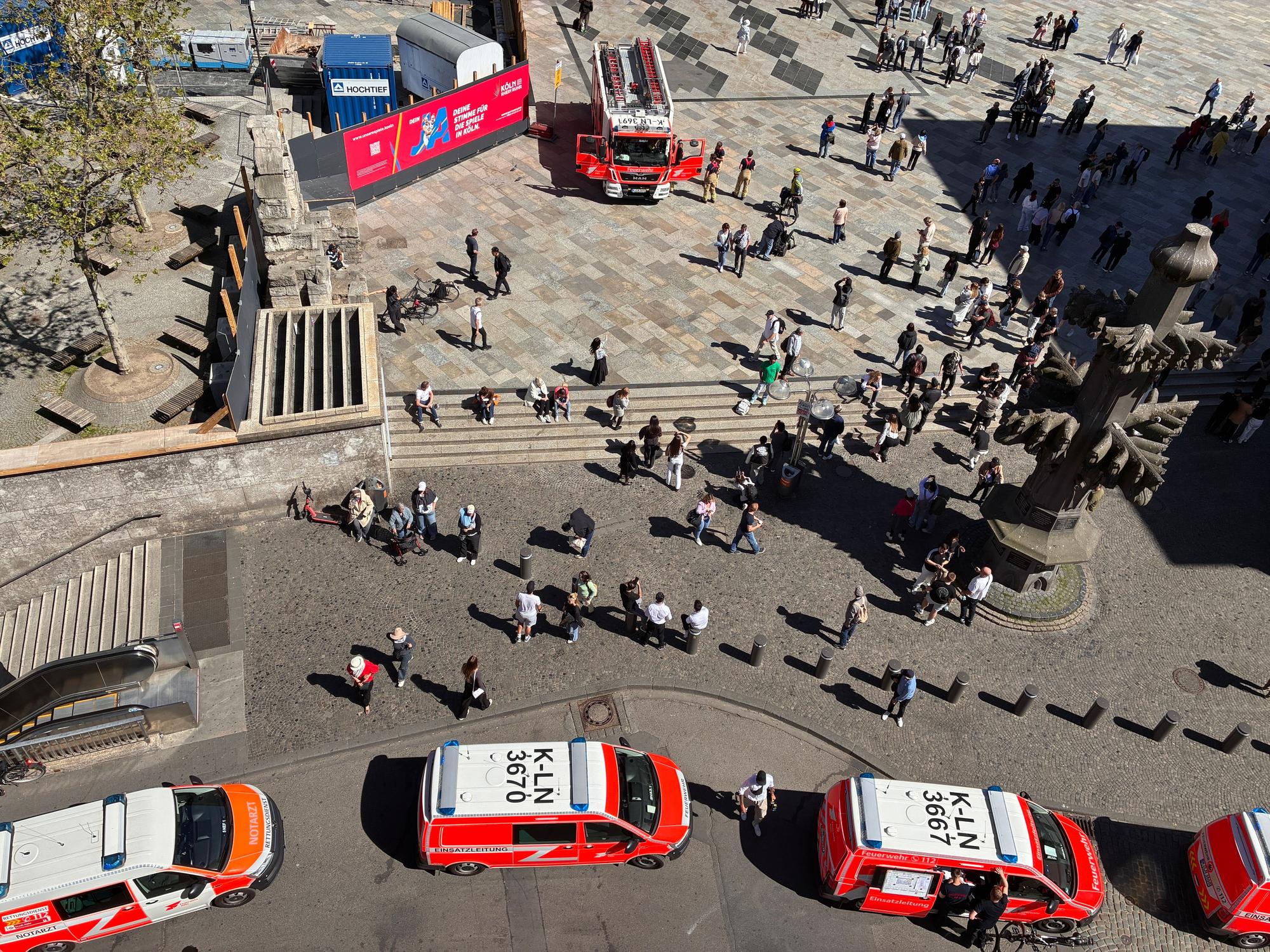 Einsatzfahrzeuge der Kölner Feuerwehr stehen am Mittwochnachmittag vor dem Kölner Dom.