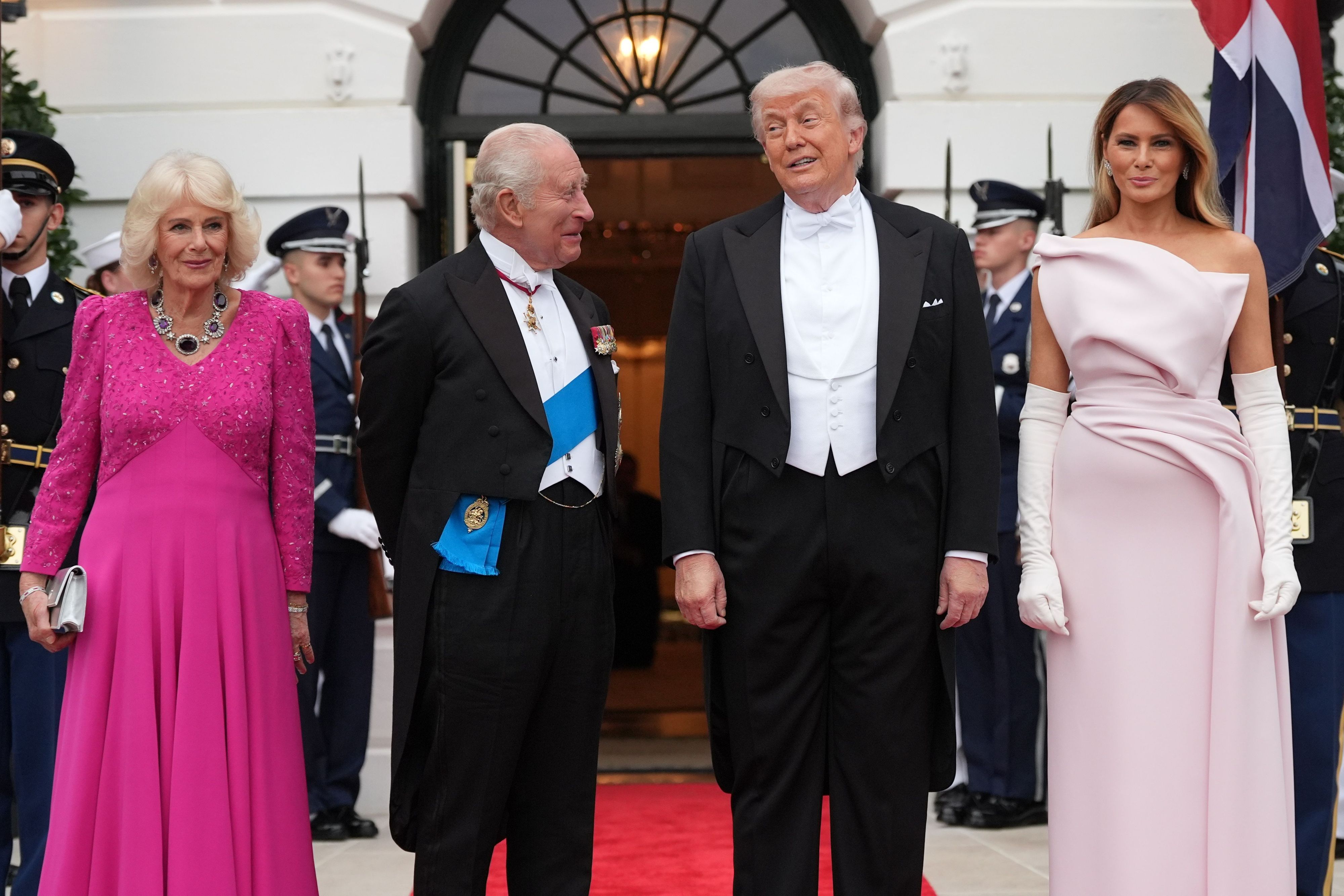 US-Präsident Donald Trump (2.v.r.) und First Lady Melania Trump (r) begrüßen den britischen König Charles III.(2.v.l.) und Königin Camilla am Südportikus des Weißen Hauses, als sie zum Staatsdinner eintreffen.