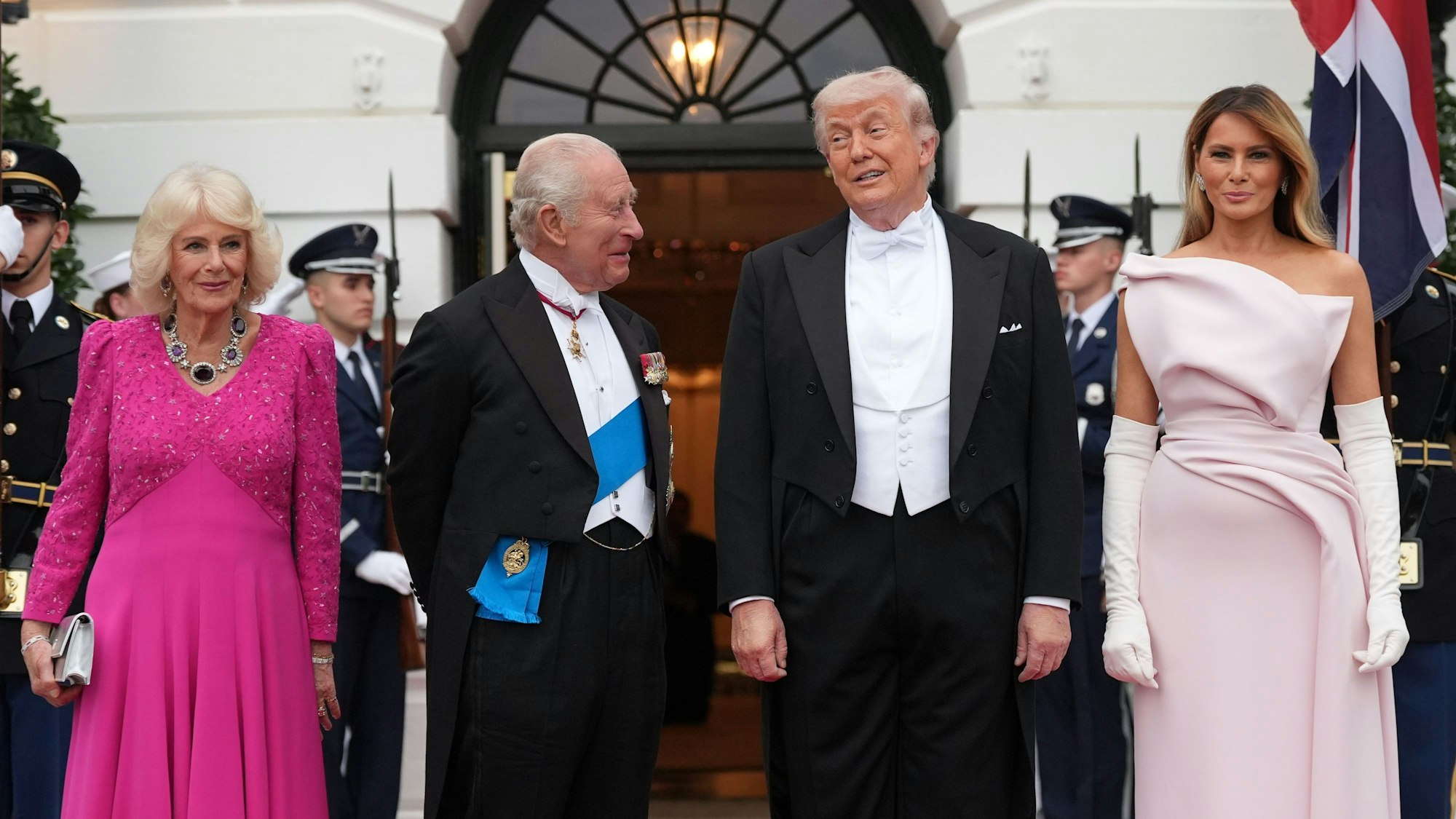 US-Präsident Donald Trump (2.v.r.) und First Lady Melania Trump (r) begrüßen den britischen König Charles III.(2.v.l.) und Königin Camilla am Südportikus des Weißen Hauses, als sie zum Staatsdinner eintreffen.