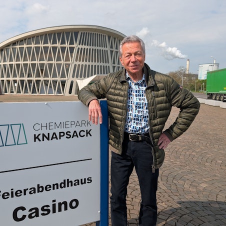 Das Foto zeigt Helmut Weihers vor dem Feierabendhaus in Knapsack.