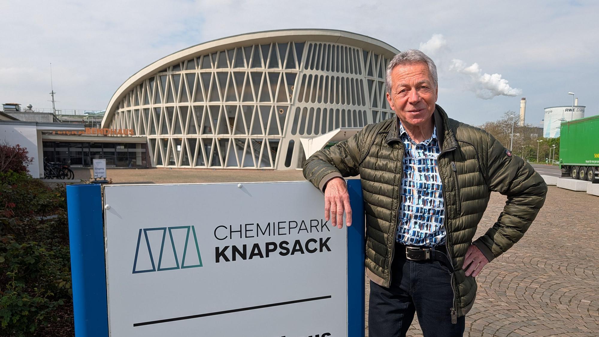 Das Foto zeigt Helmut Weihers vor dem Feierabendhaus in Knapsack.